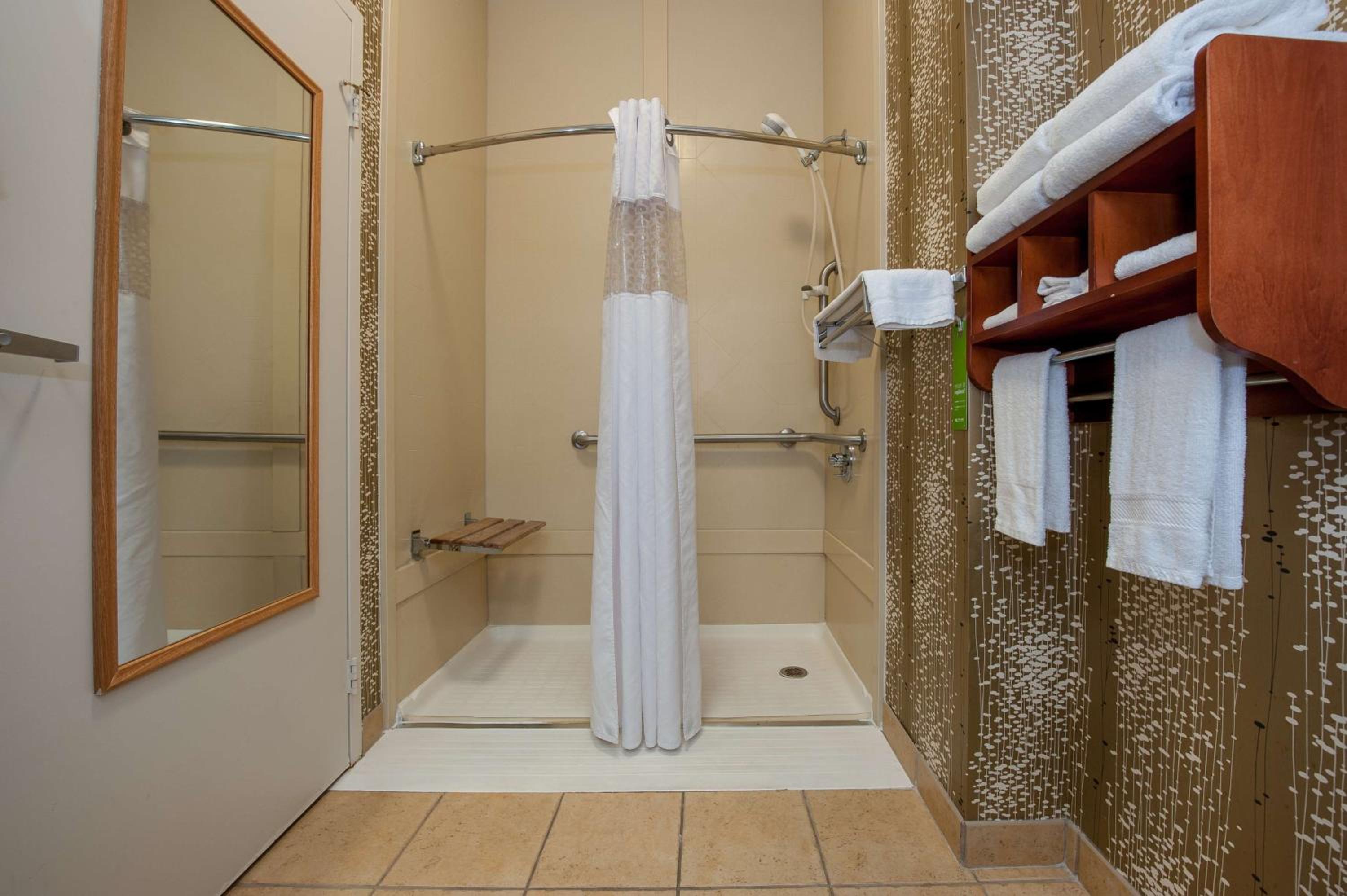 Queen Room with Mobility Access/Non-Smoking - Photo 3
