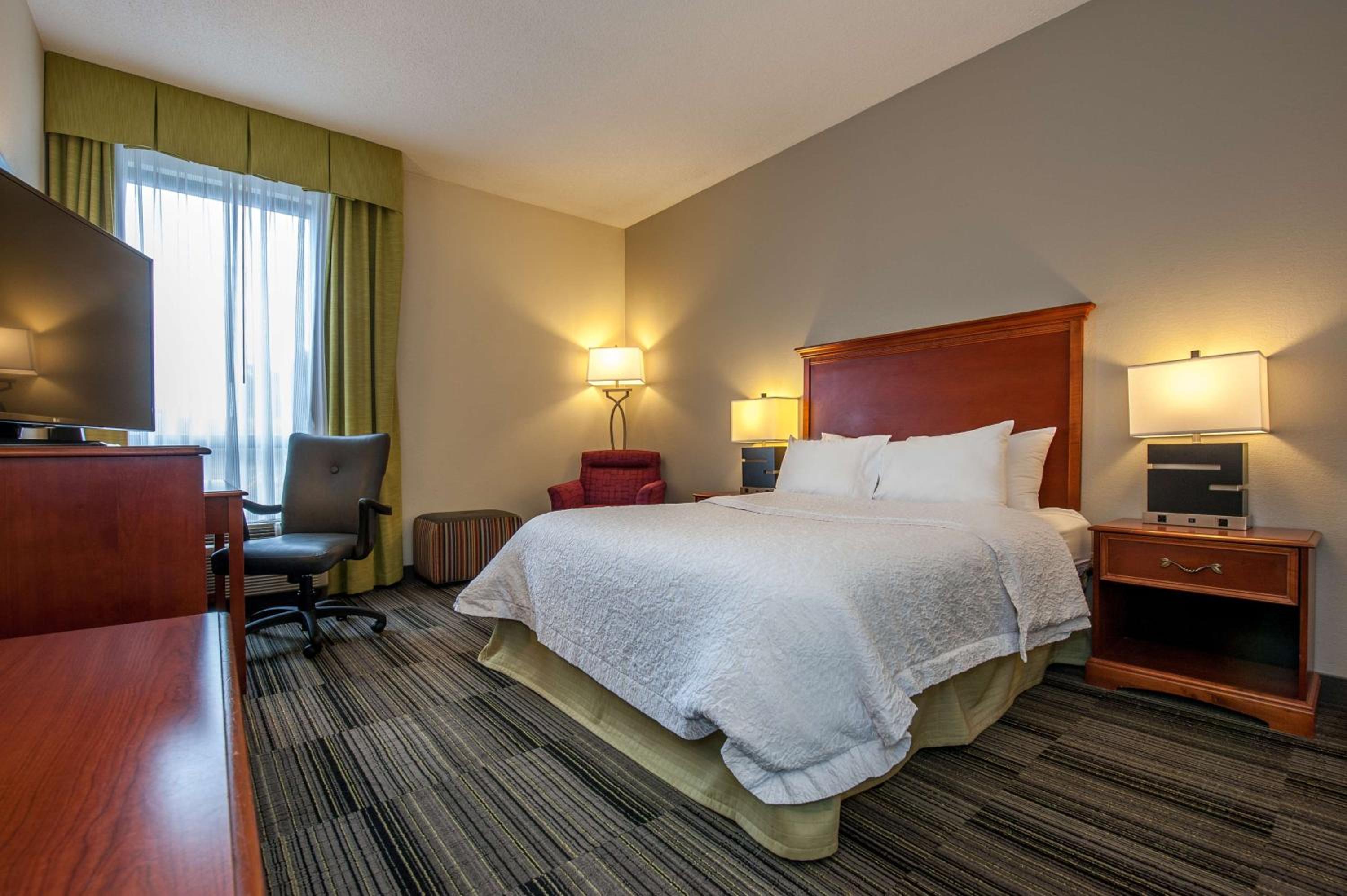 Queen Room with Mobility Access/Non-Smoking - Photo 2
