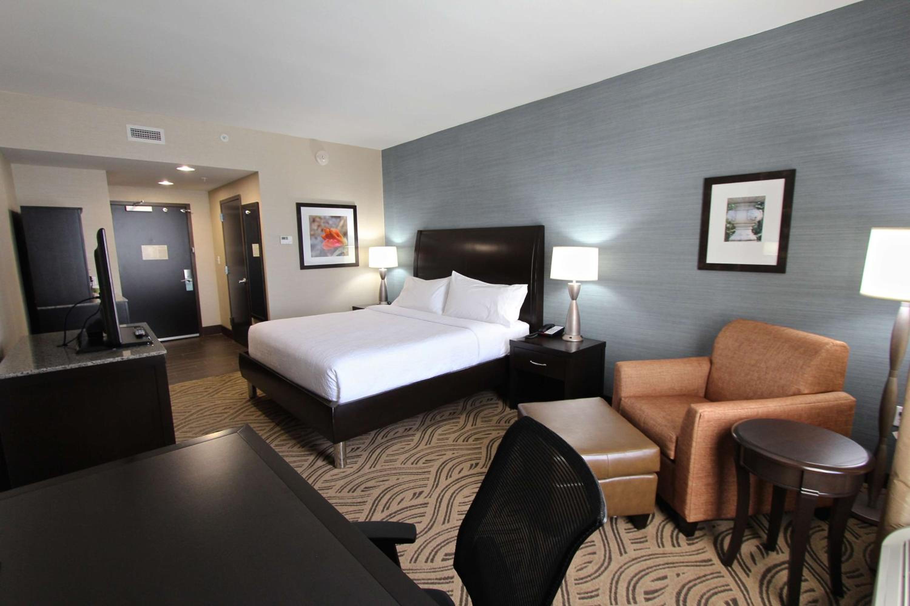 Premium King Room photo 3