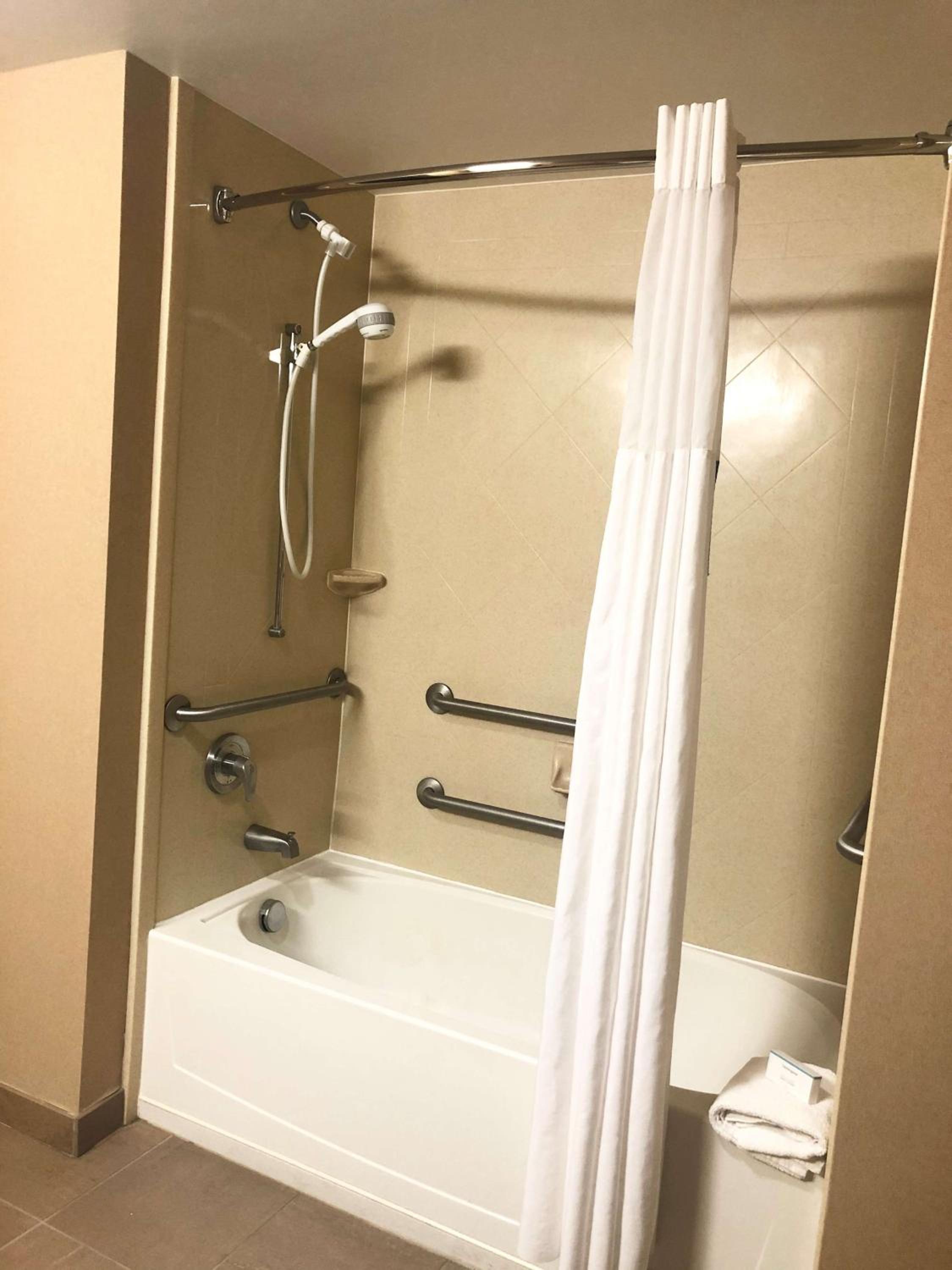 2 Queen beds studio accessible with tub non-smoking - Photo 6
