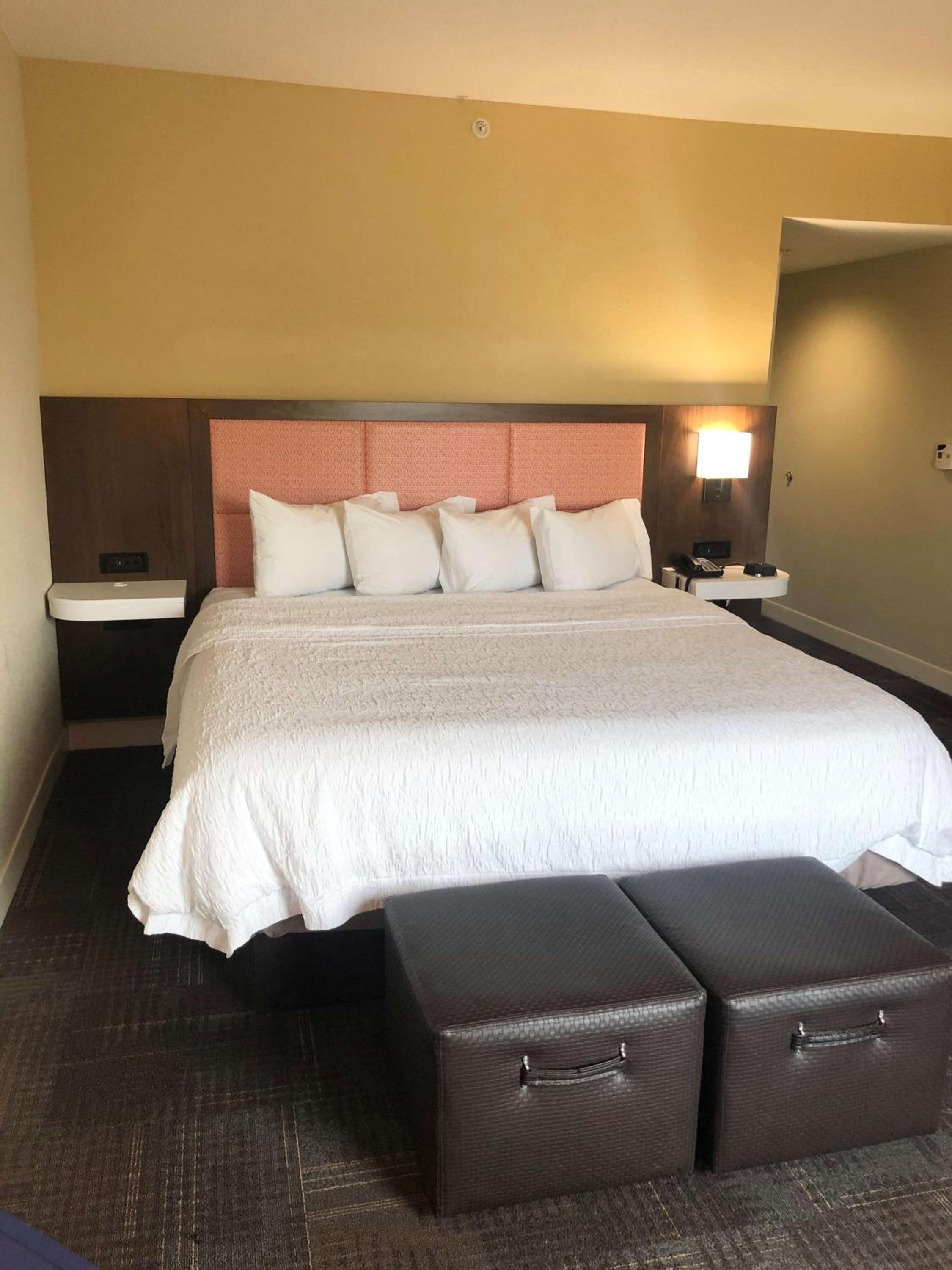 King Room with King Bed - Non-Smoking - Photo 2