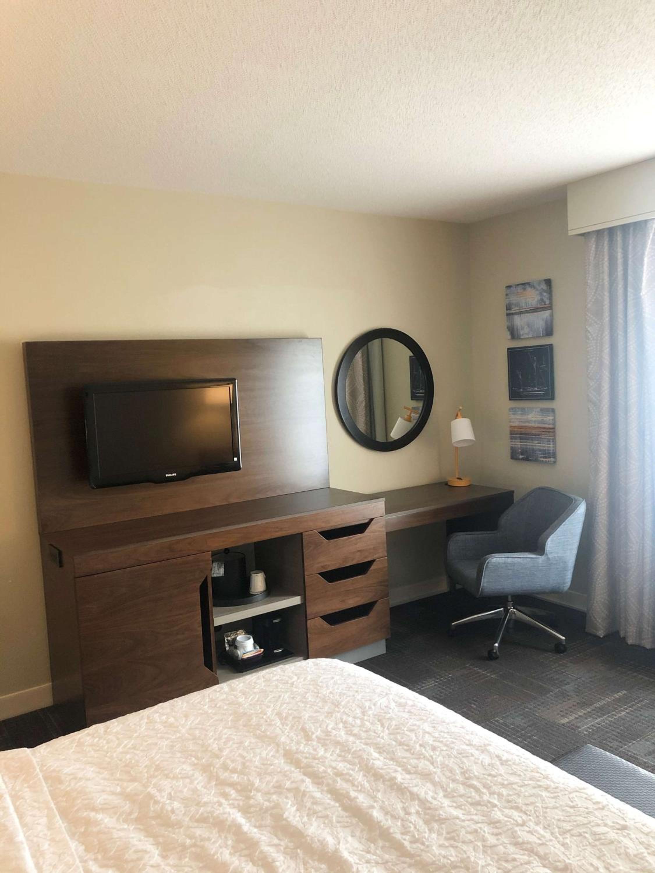 King Room with King Bed - Non-Smoking - Photo 5
