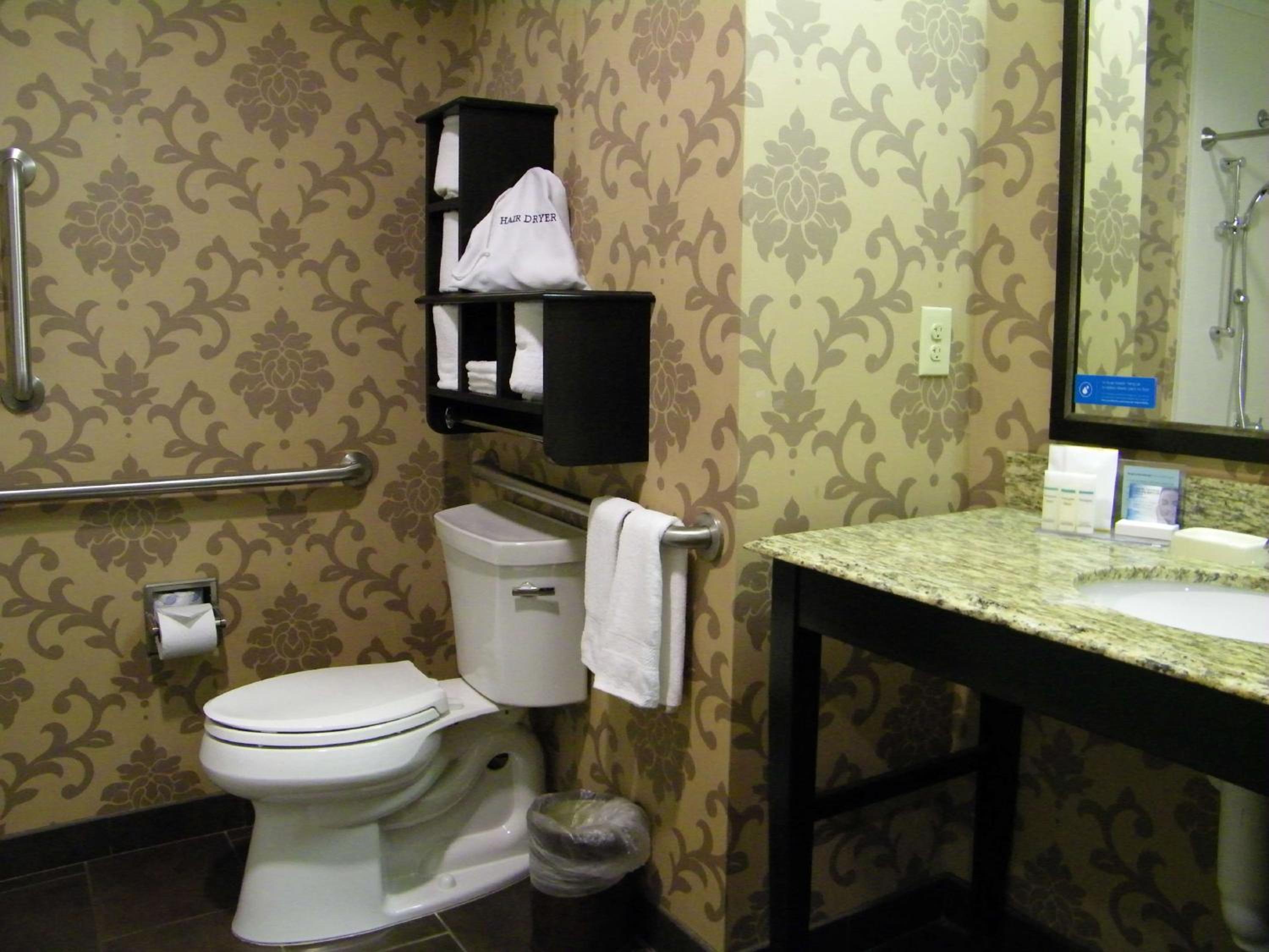 Queen Room with Two Queen Beds - Hearing Access/Non-Smoking photo 3