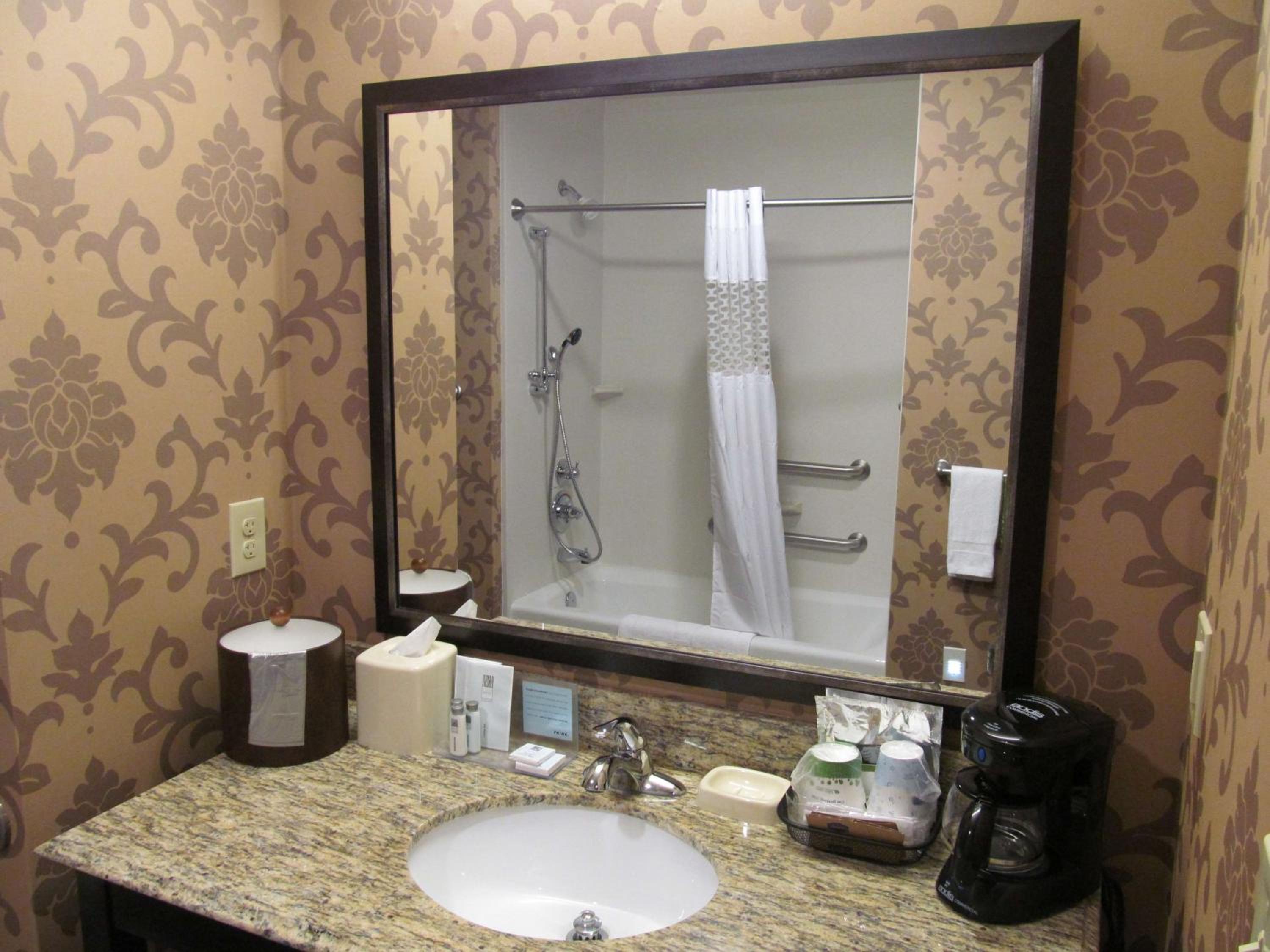 King Room with Accessible Tub - Mobility and Hearing Access/Non-Smoking photo 3