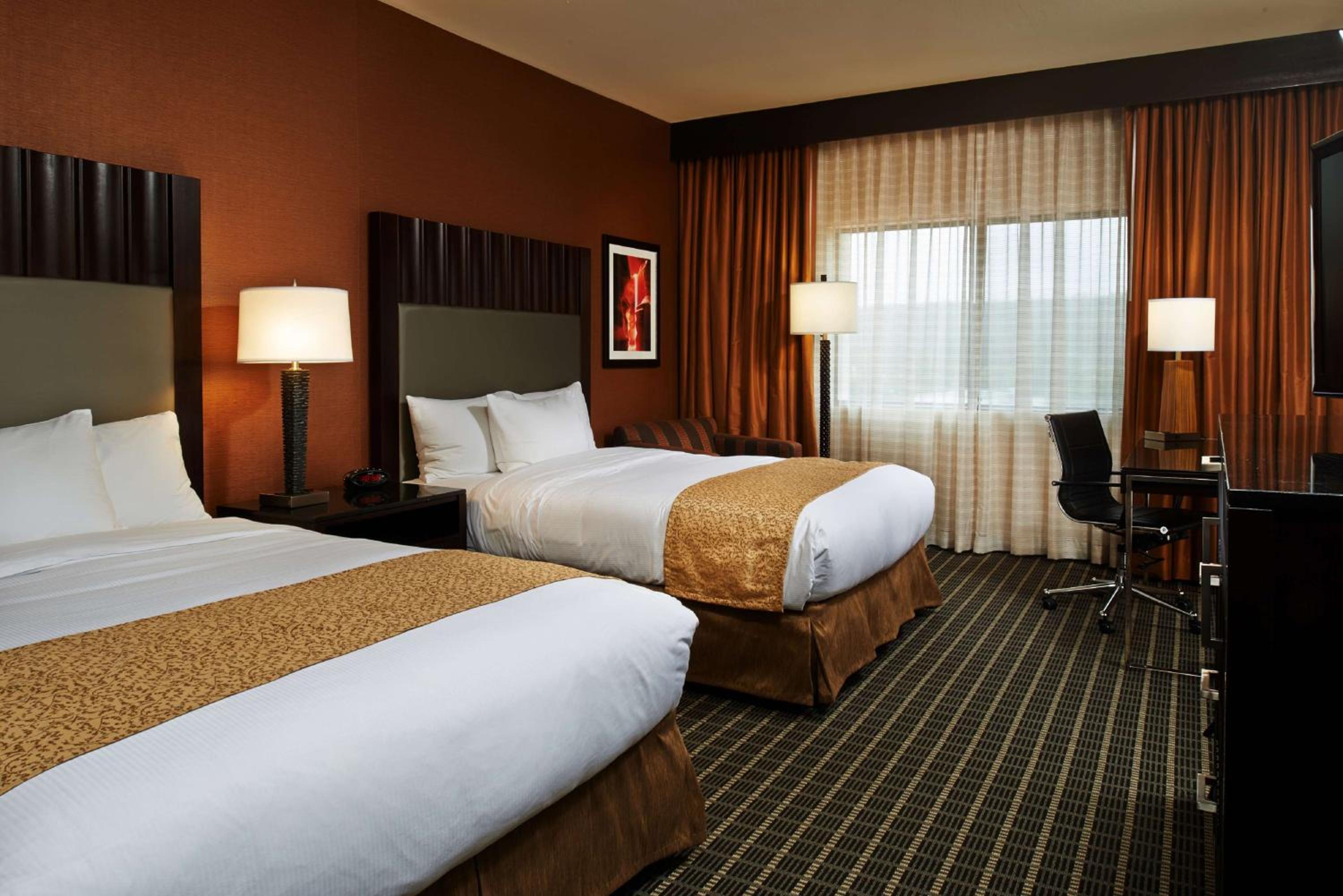 Queen Room with Two Queen Beds - Photo 2
