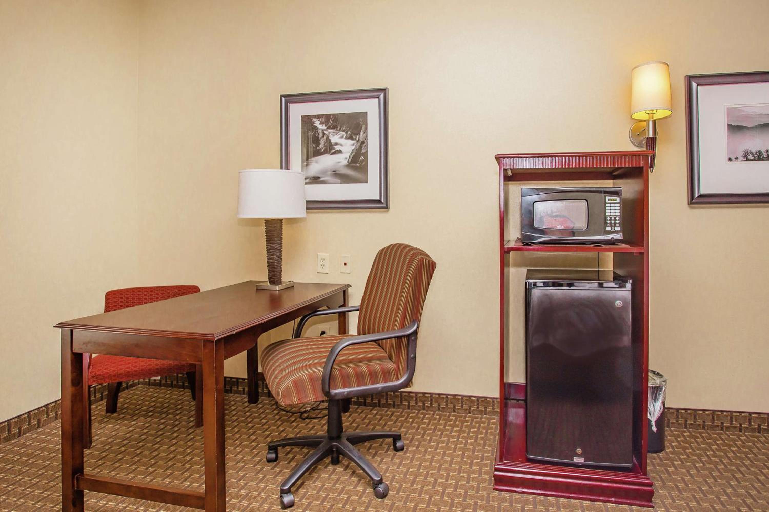 King Room with King Bed - Non-Smoking - Photo 1
