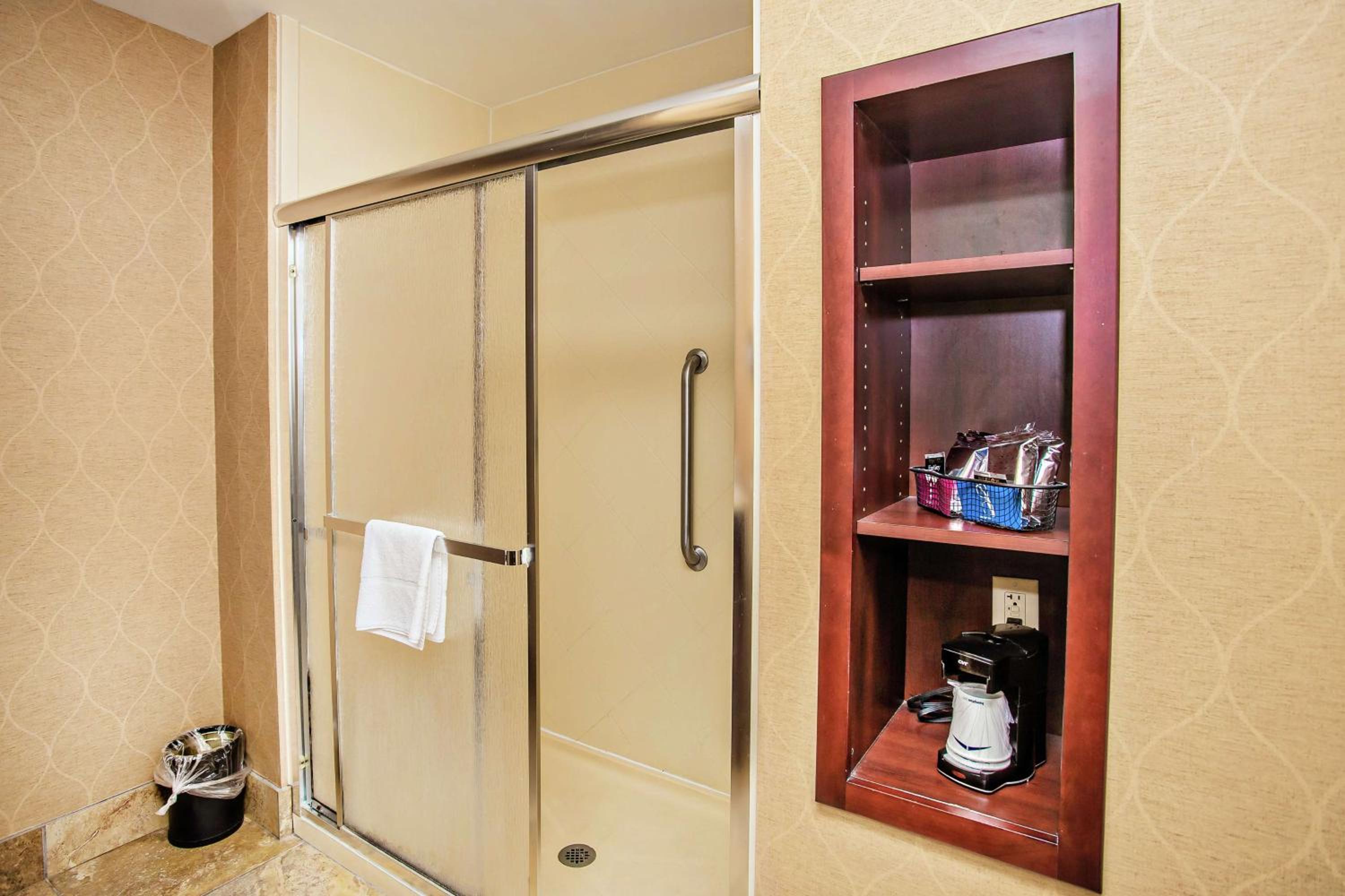 King Room with King Bed - Non-Smoking - Photo 3