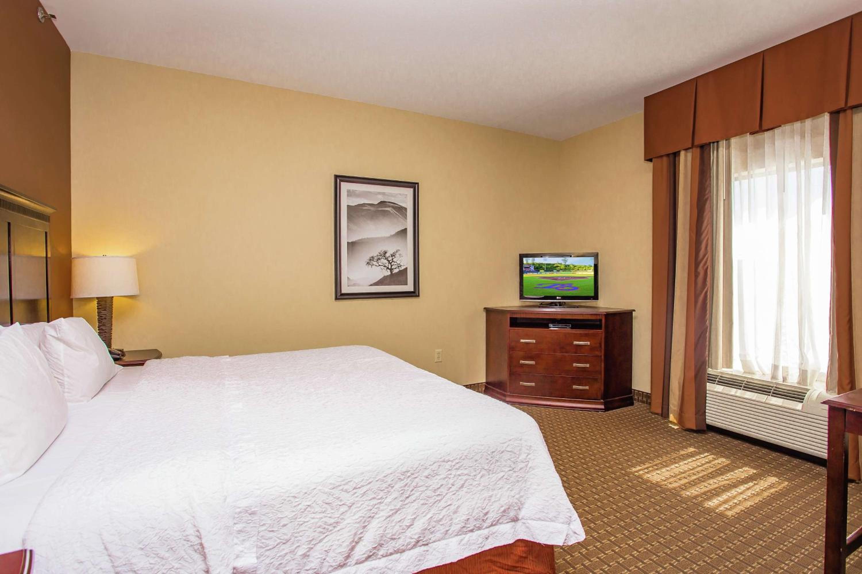 King Room with King Bed - Non-Smoking - Photo 2