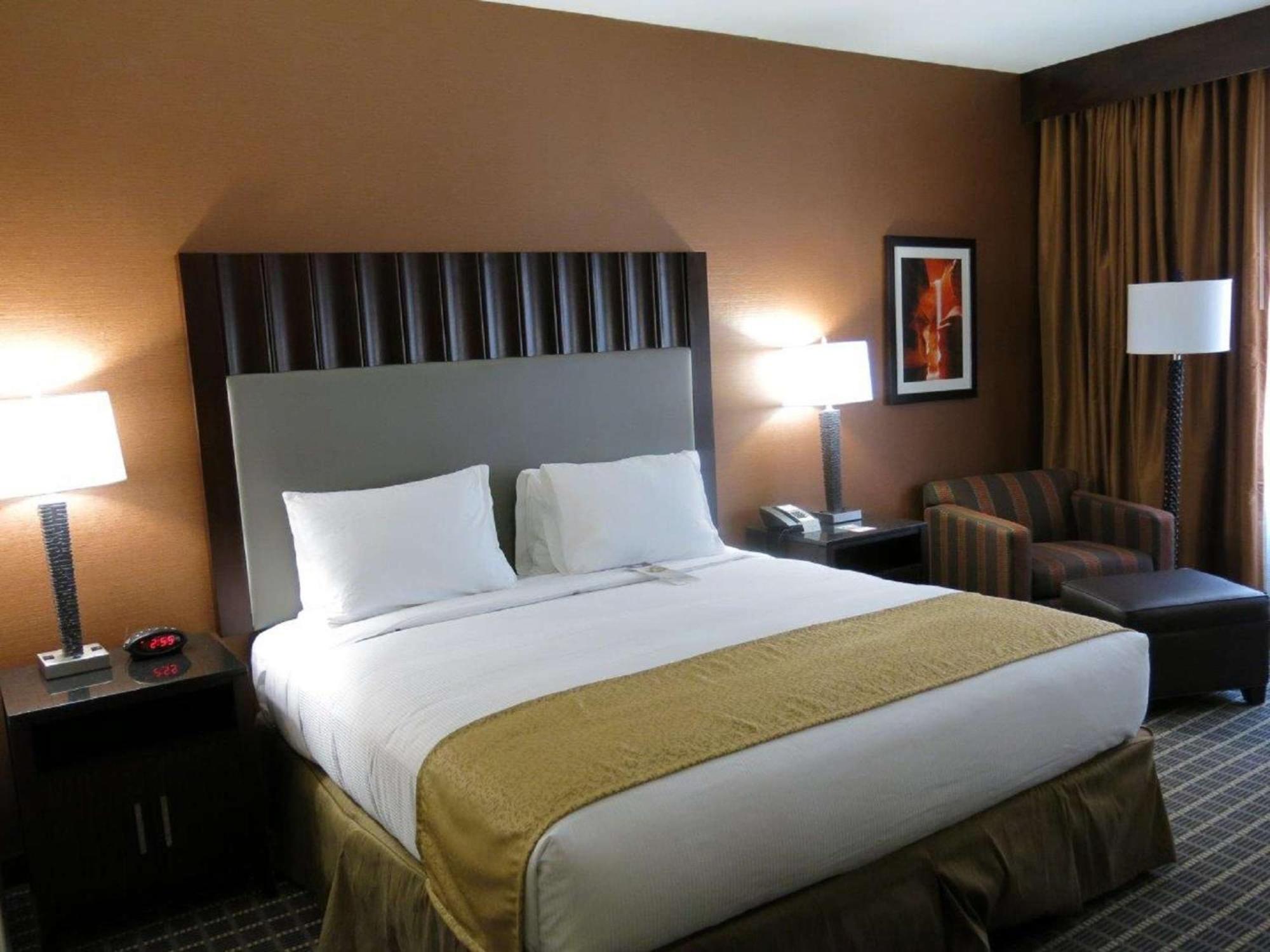 King Room with Accessible Tub - Mobility and Hearing Access - Photo 2