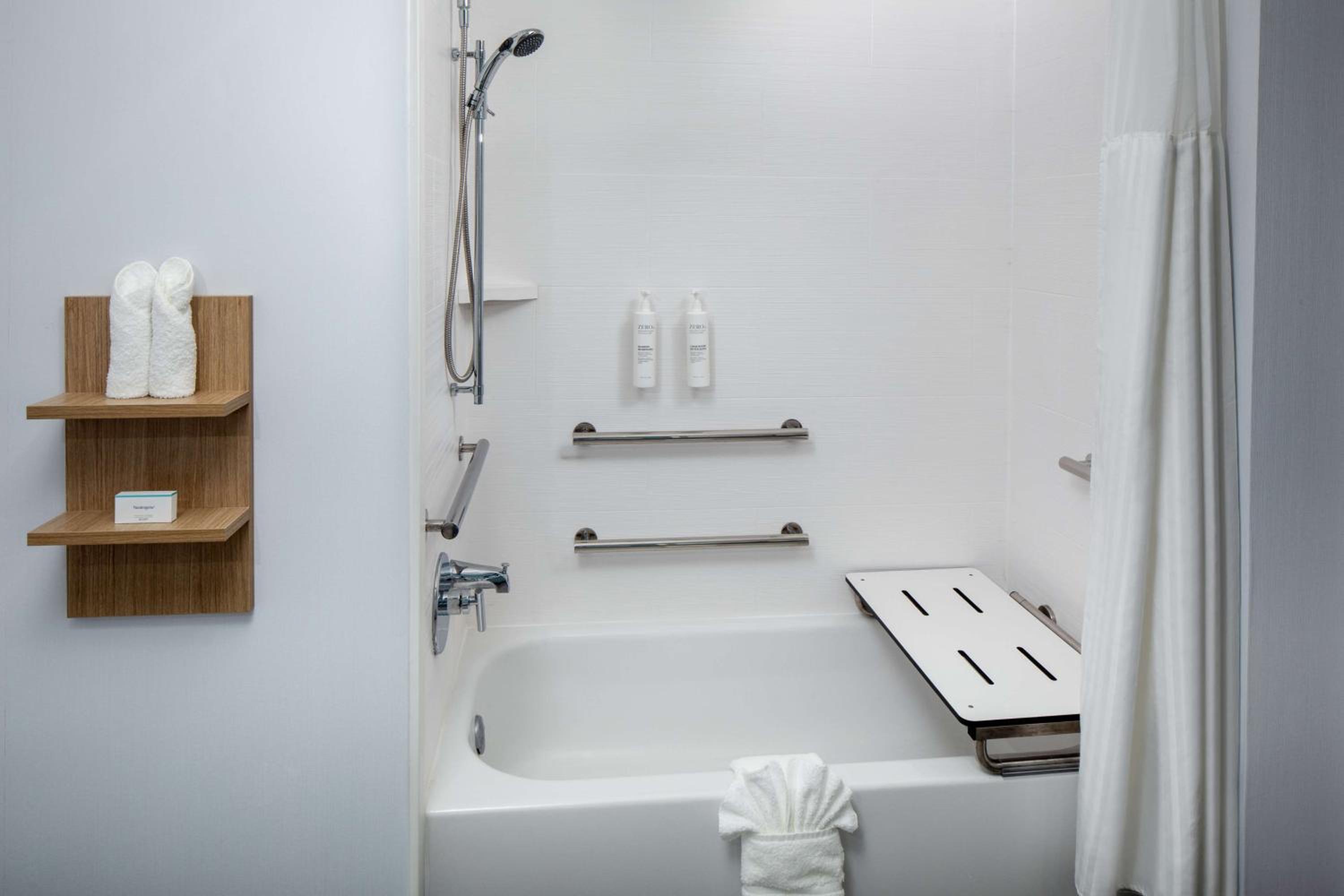 King Room with Bath Tub - Disability Access - Photo 4