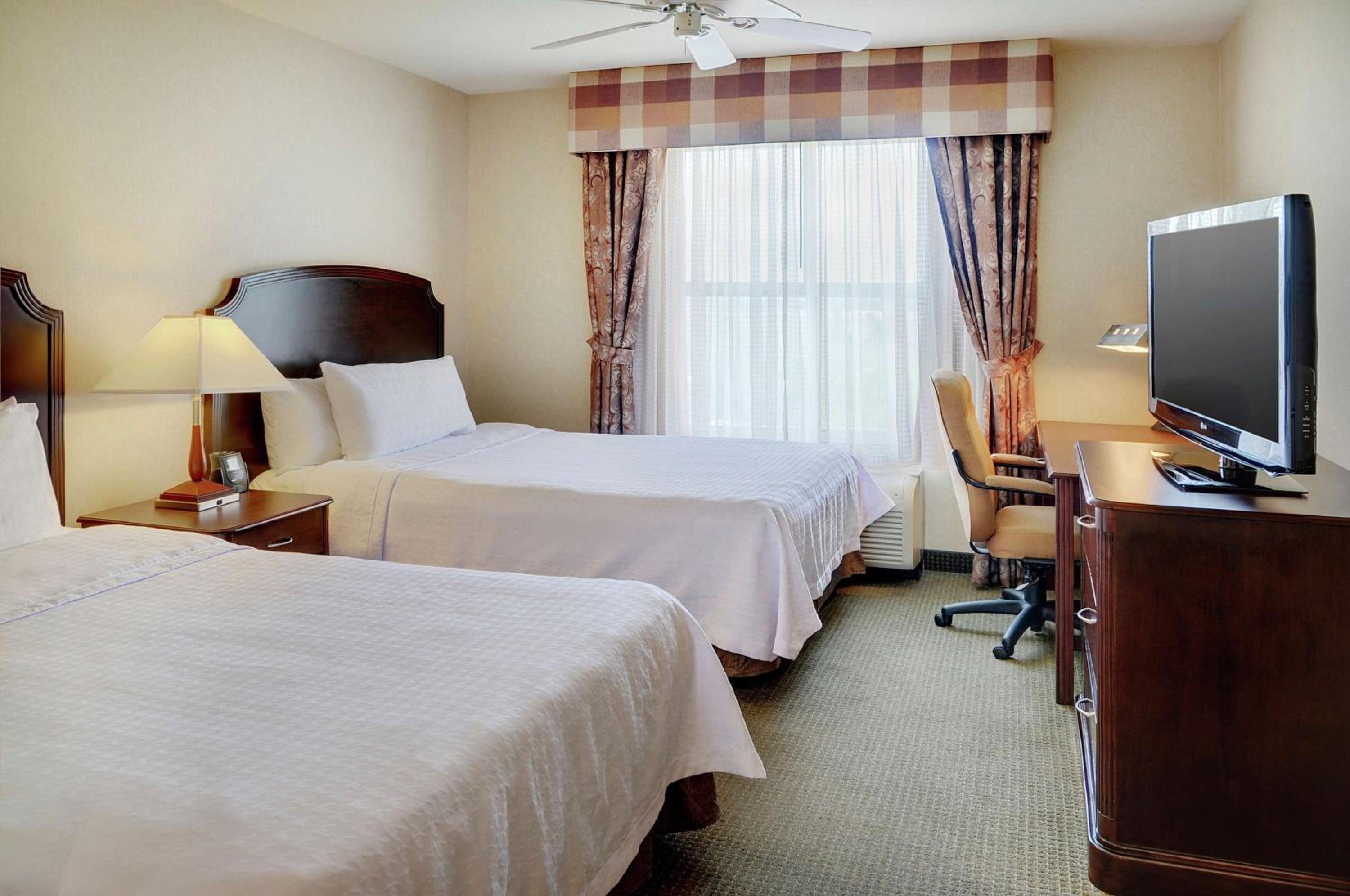 Two-Bedroom Suite with One King And Two Double Beds - Non-Smoking - Photo 2