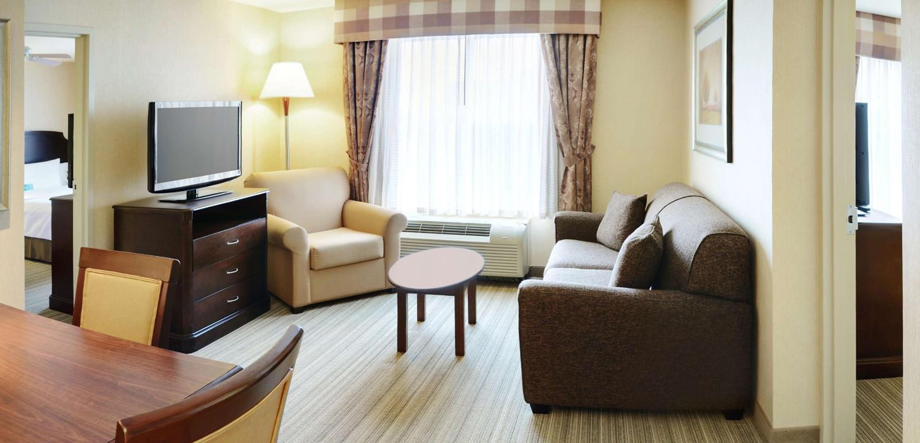 Two-Bedroom Suite with One King And Two Double Beds - Non-Smoking - Photo 6