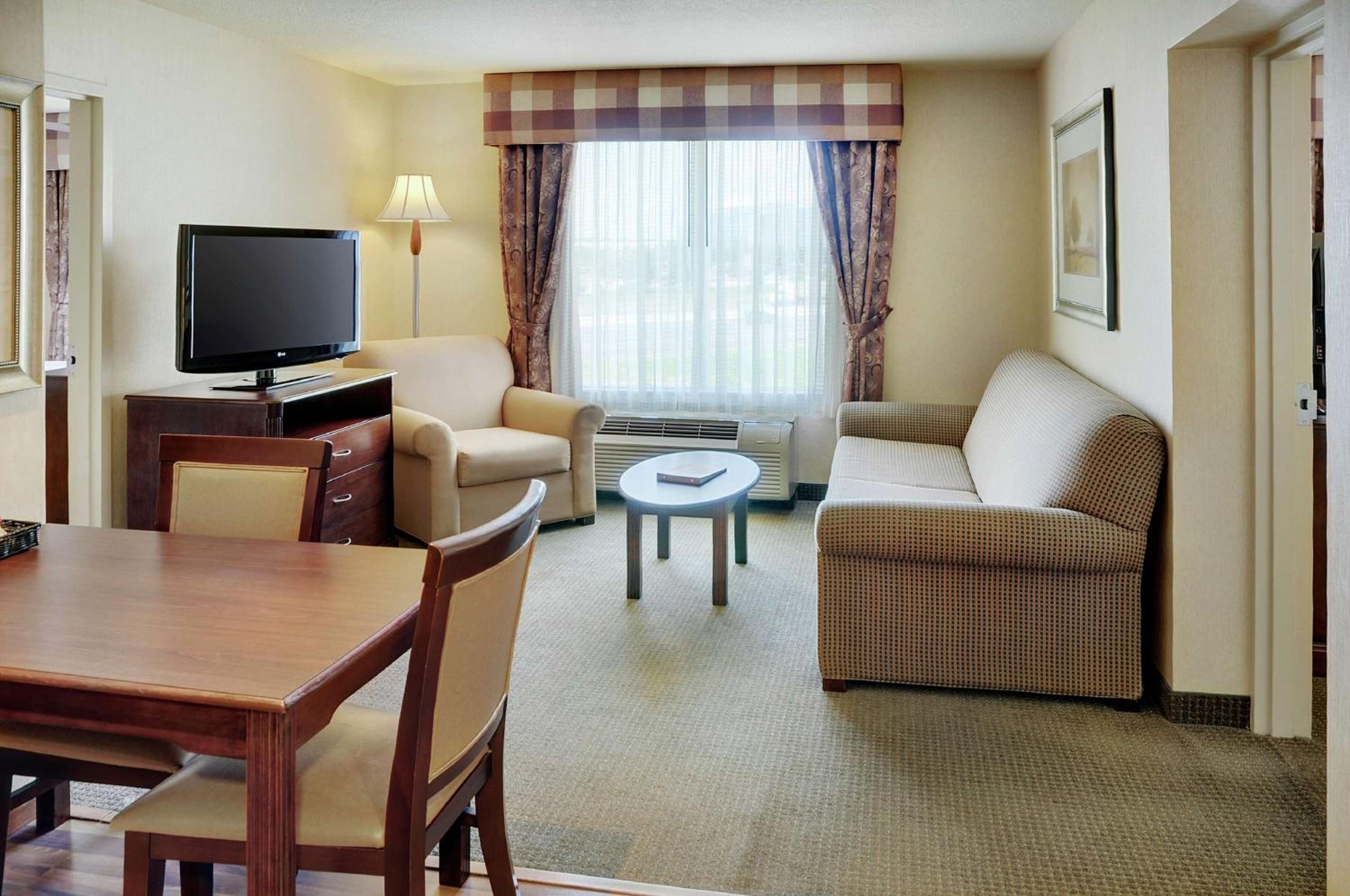 Two-Bedroom Suite with One King And Two Double Beds - Non-Smoking - Photo 5