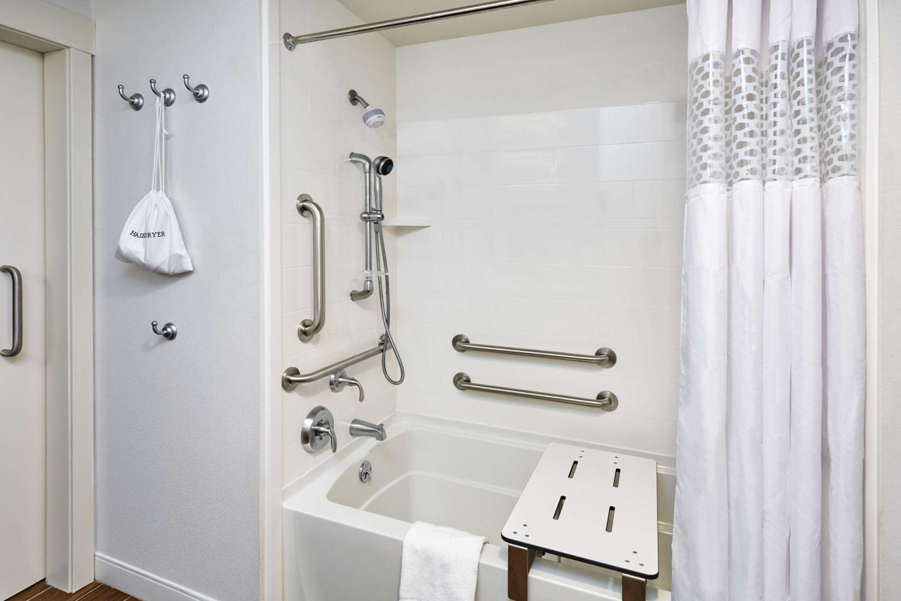 Queen Room with Two Queen Beds - Mobility Access/Non-Smoking photo 2
