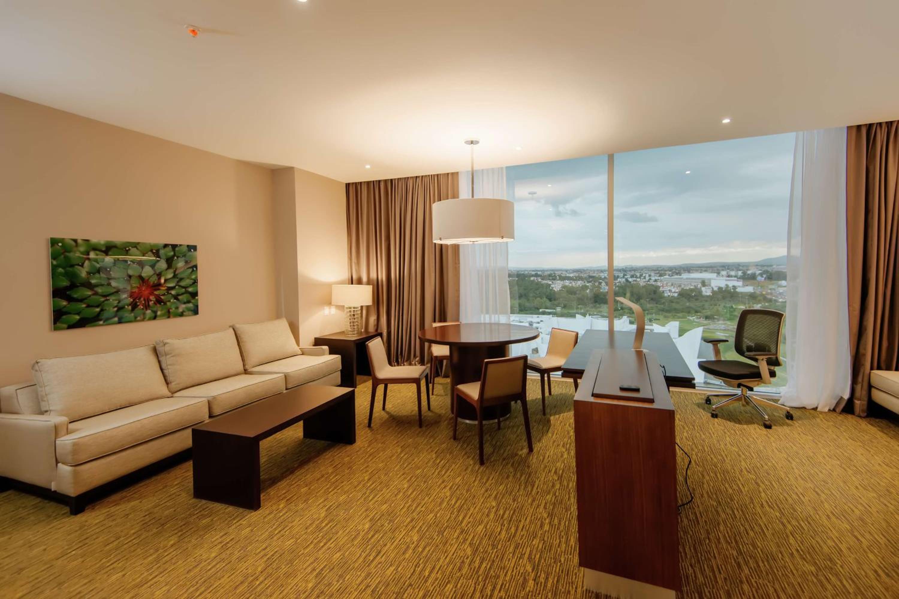 One-Bedroom King Suite photo 2