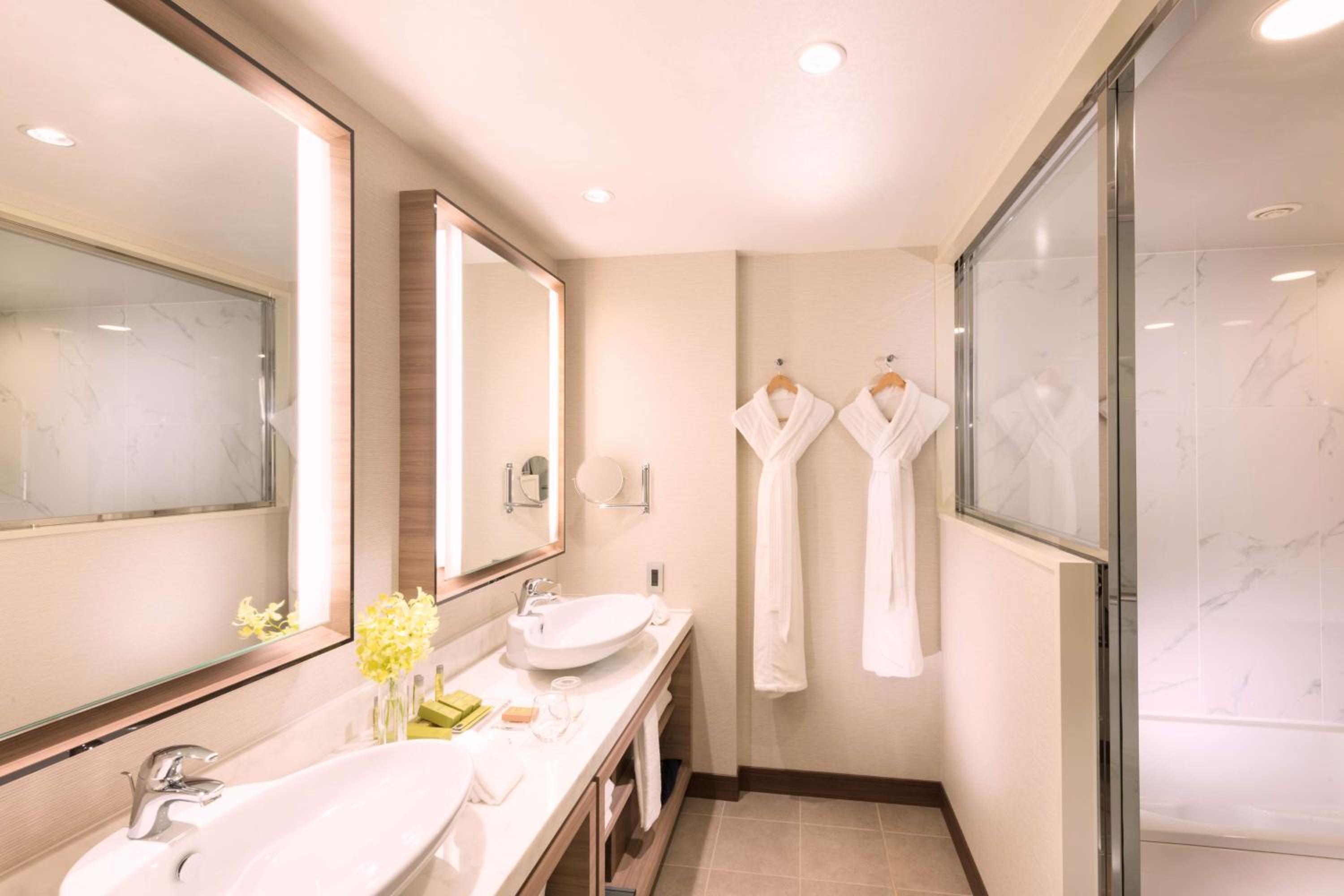 One-Bedroom King Suite with Balcony and Ocean View photo 2