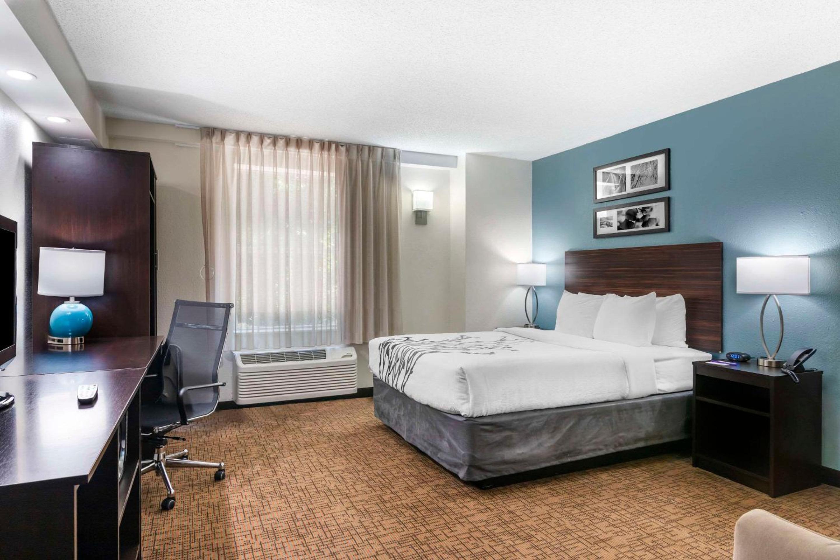 Queen Room - Accessible/Non Smoking - Photo 1