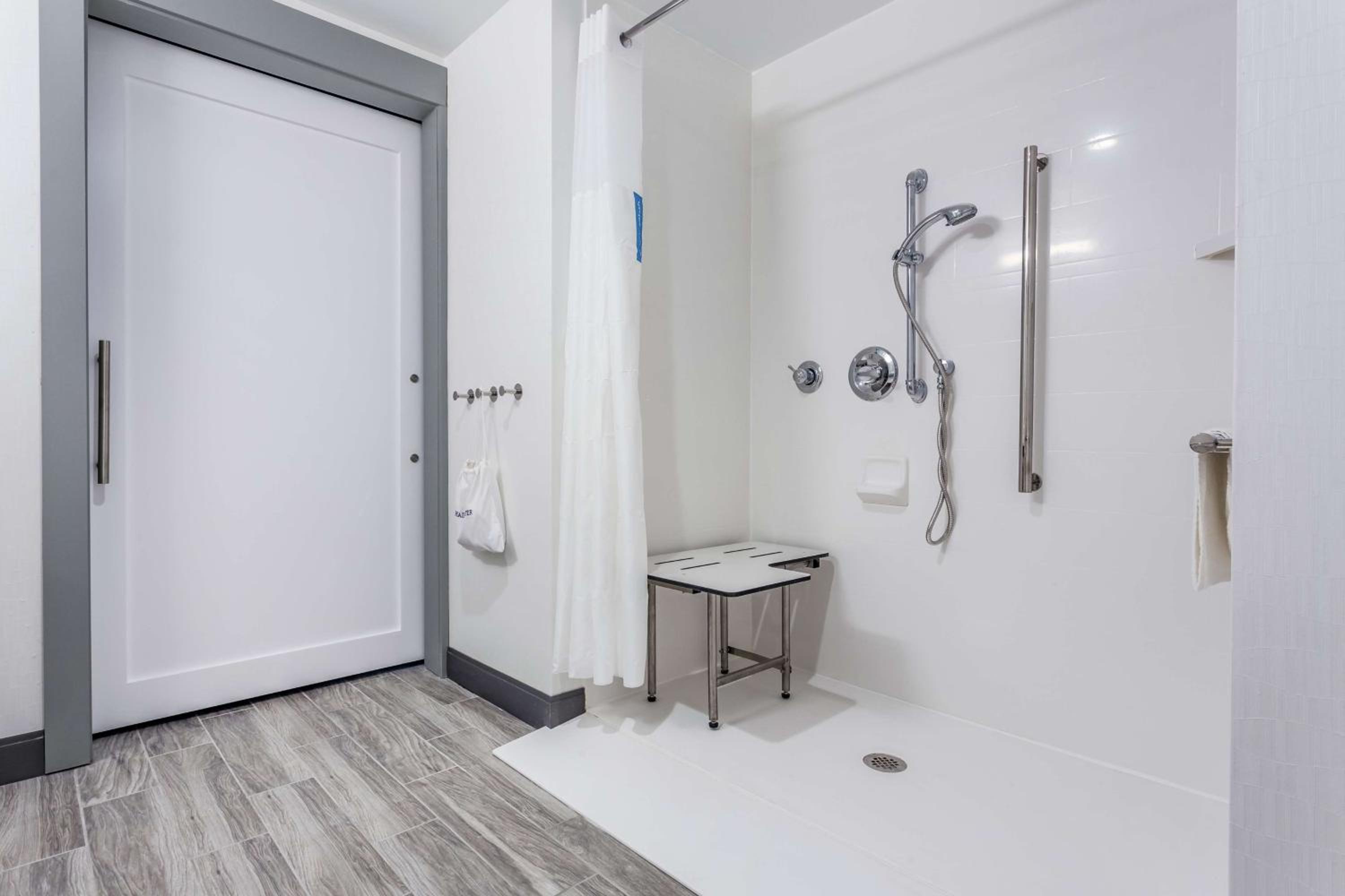 King Room with Roll-In Shower - Mobility and Hearing Access/Non-Smoking - Photo 4