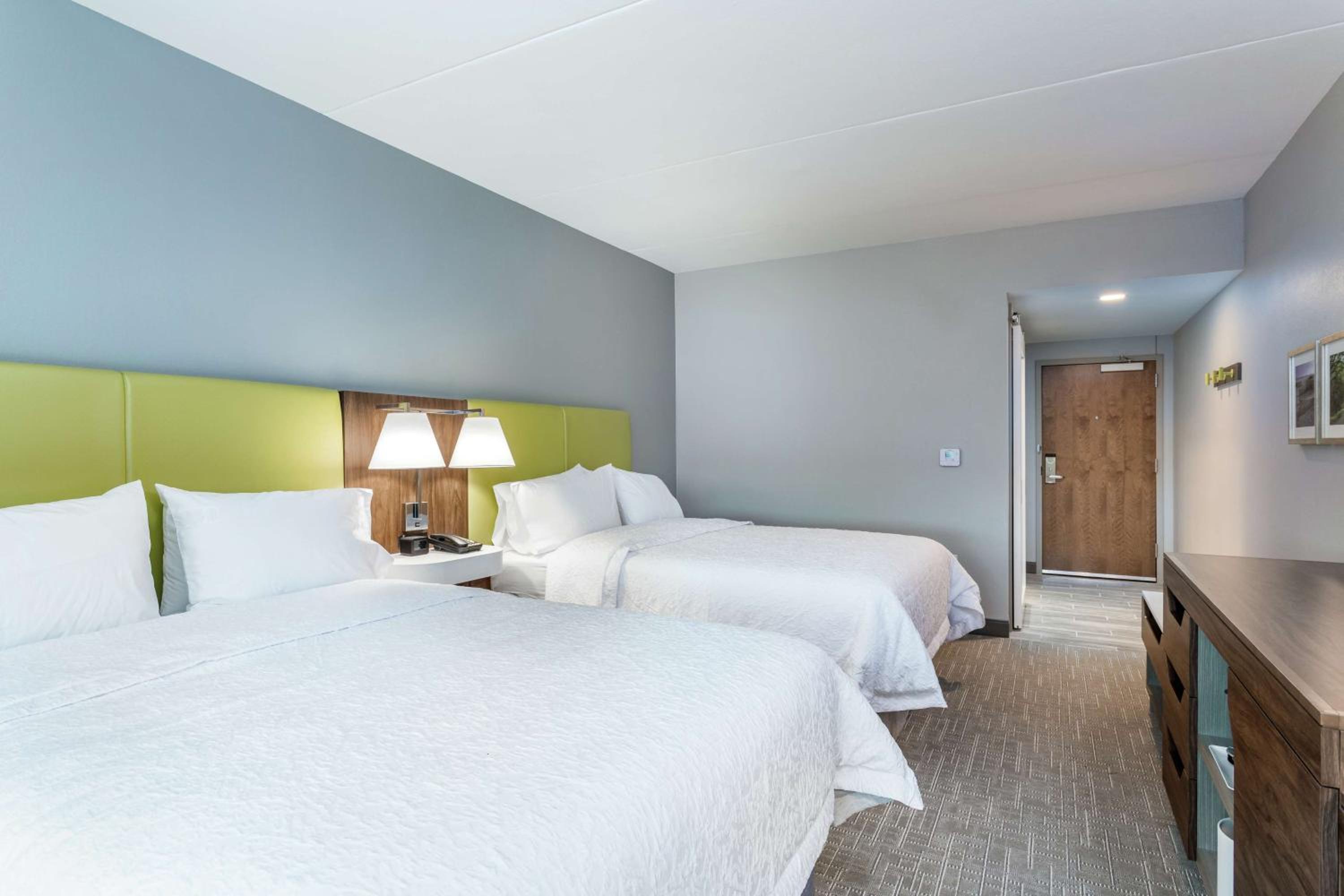 Queen Room with Two Queen Beds - Photo 4