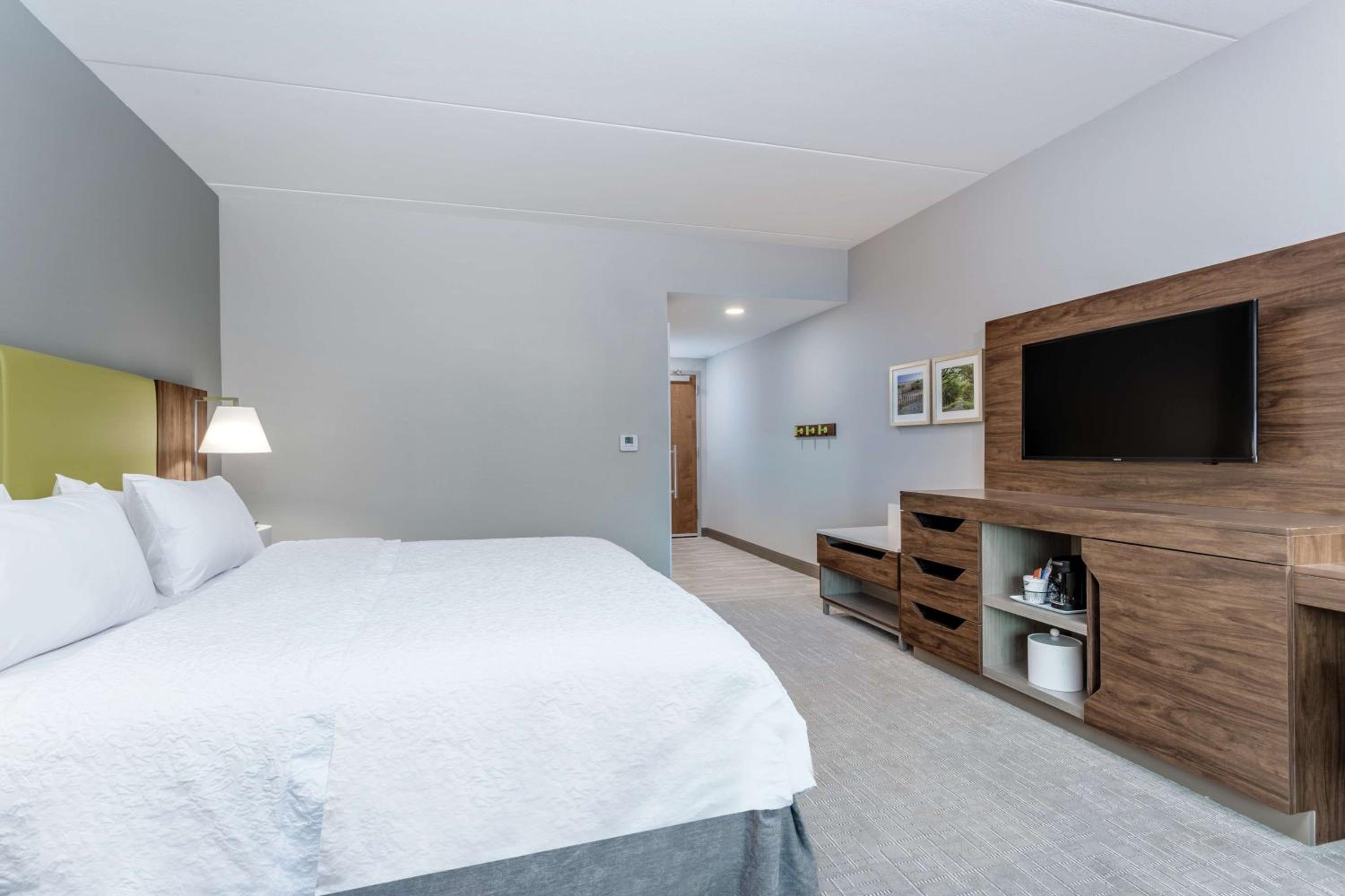 King Room with Roll-In Shower - Mobility and Hearing Access/Non-Smoking - Photo 2