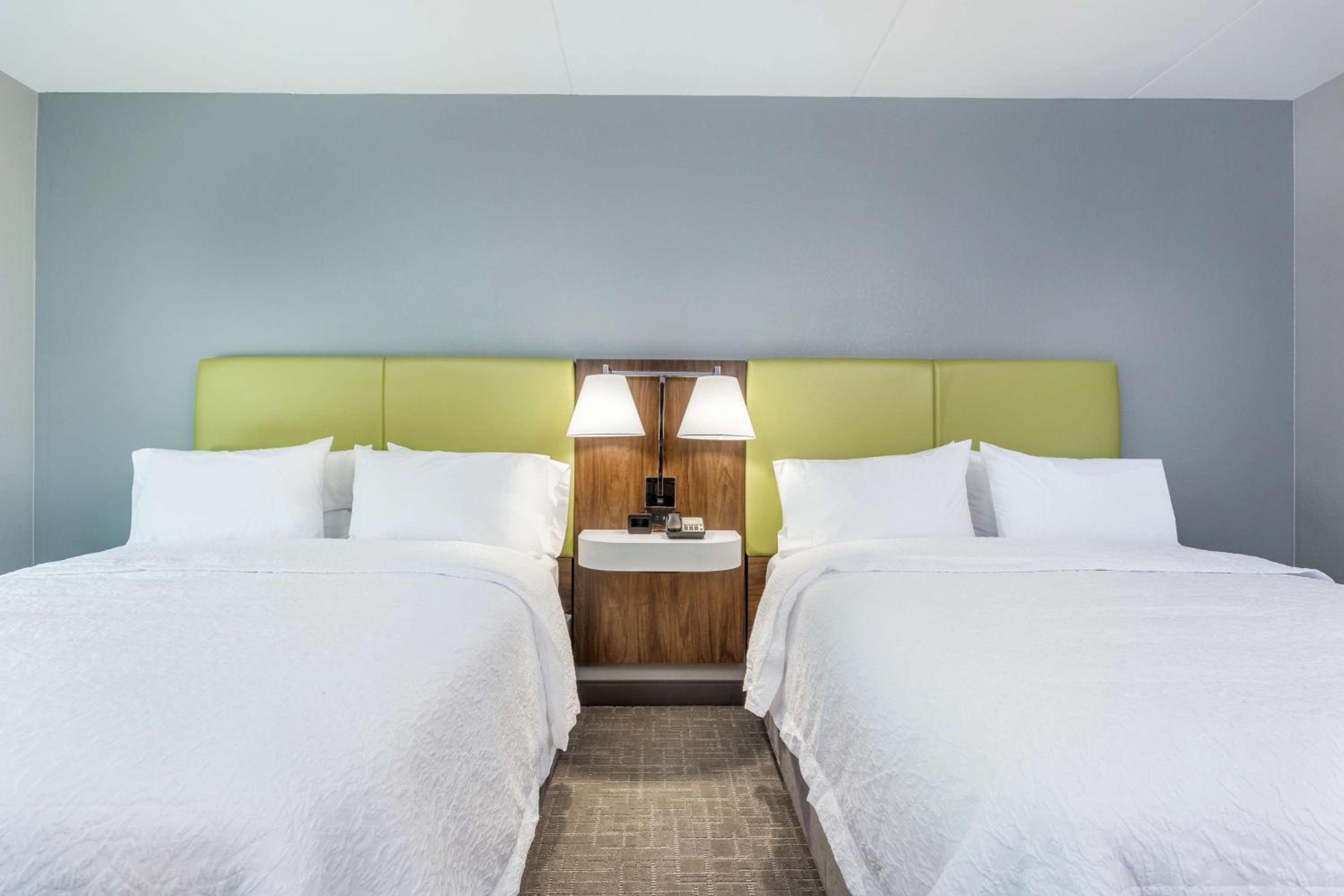 Queen Room with Two Queen Beds - Photo 5