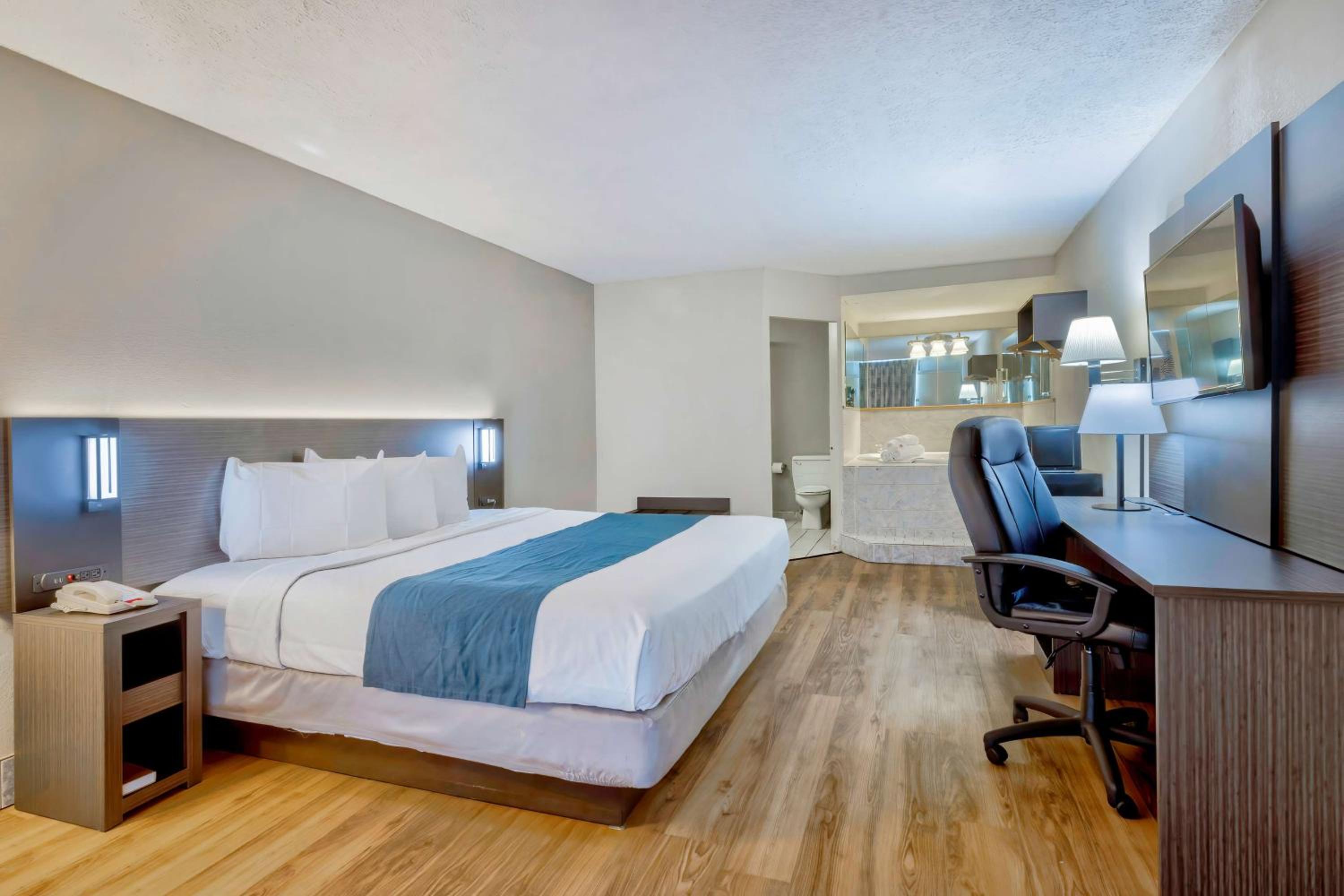 King Room with Spa Bath - Non-Smoking - Photo 1