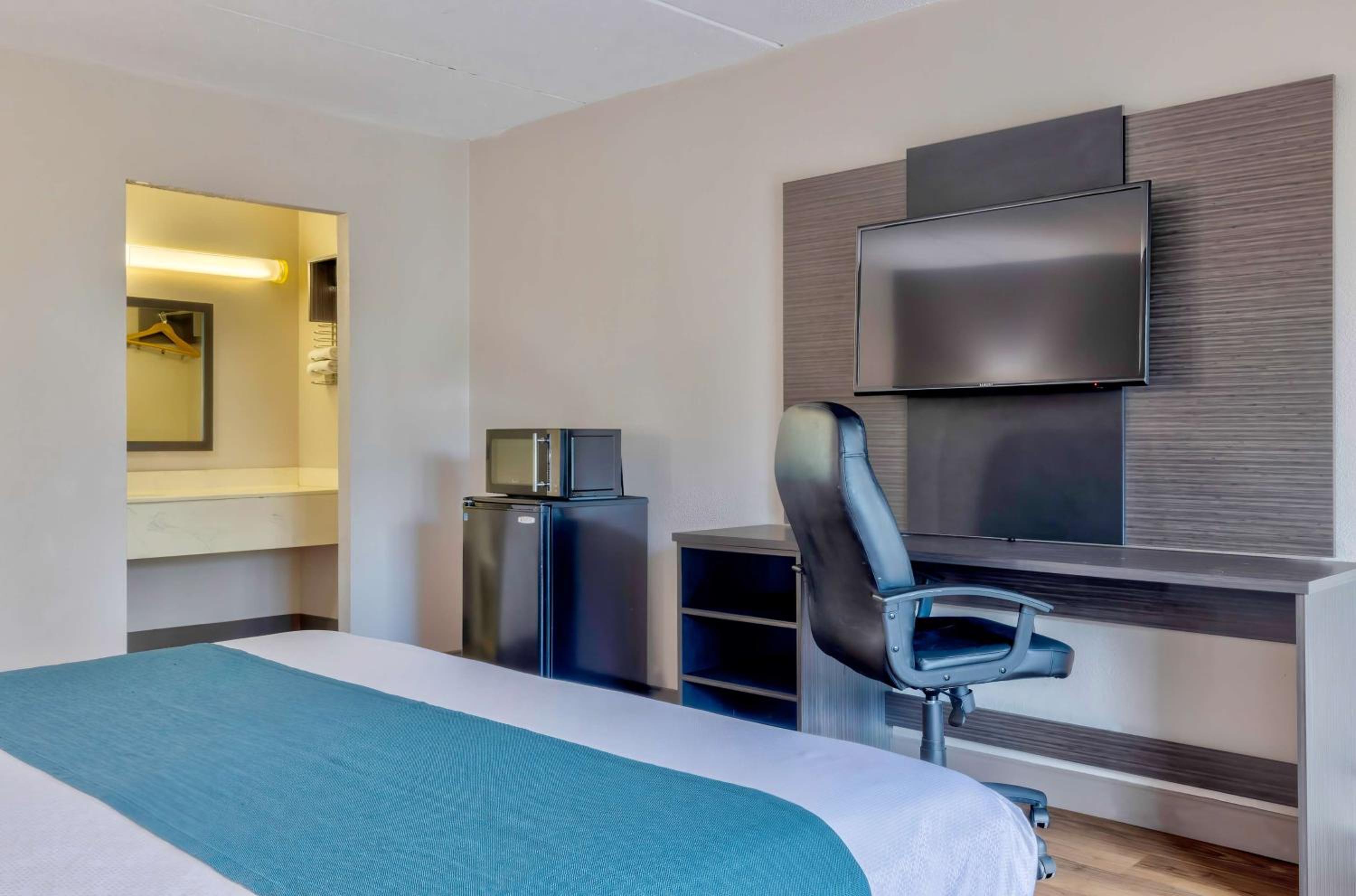 Deluxe King Room - Non-Smoking - Photo 6