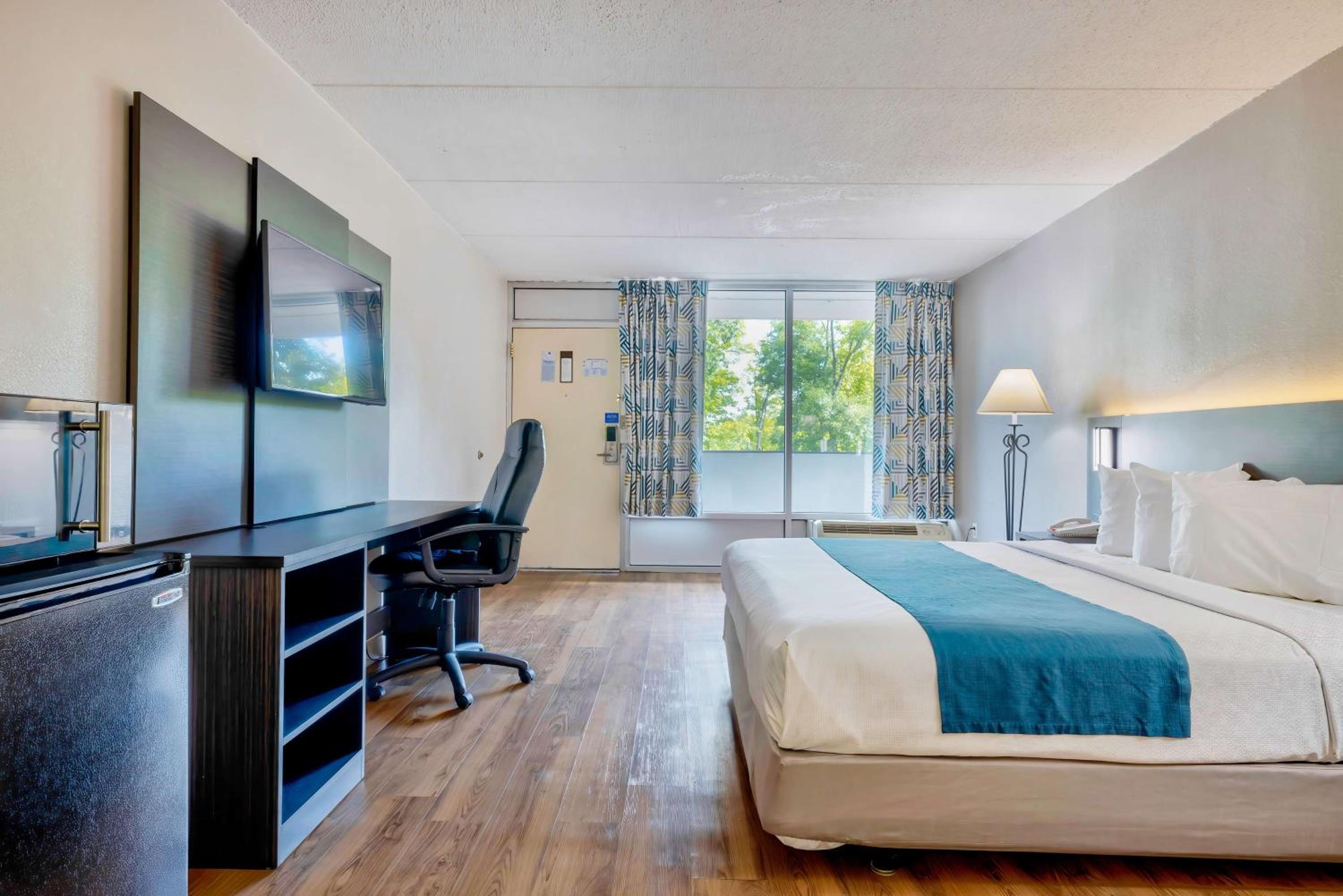 Deluxe King Room - Non-Smoking - Photo 3