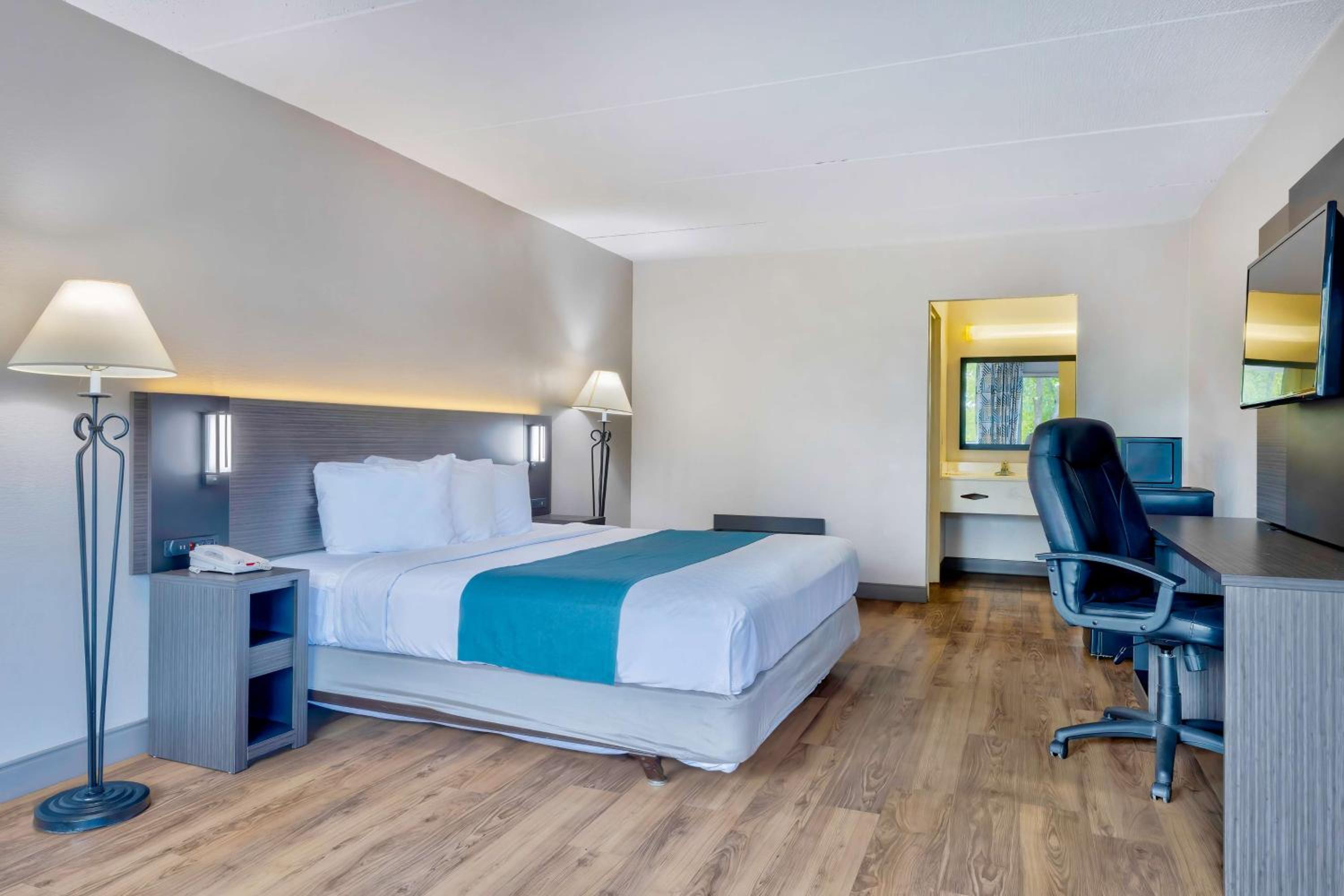 Deluxe King Room - Non-Smoking - Photo 1
