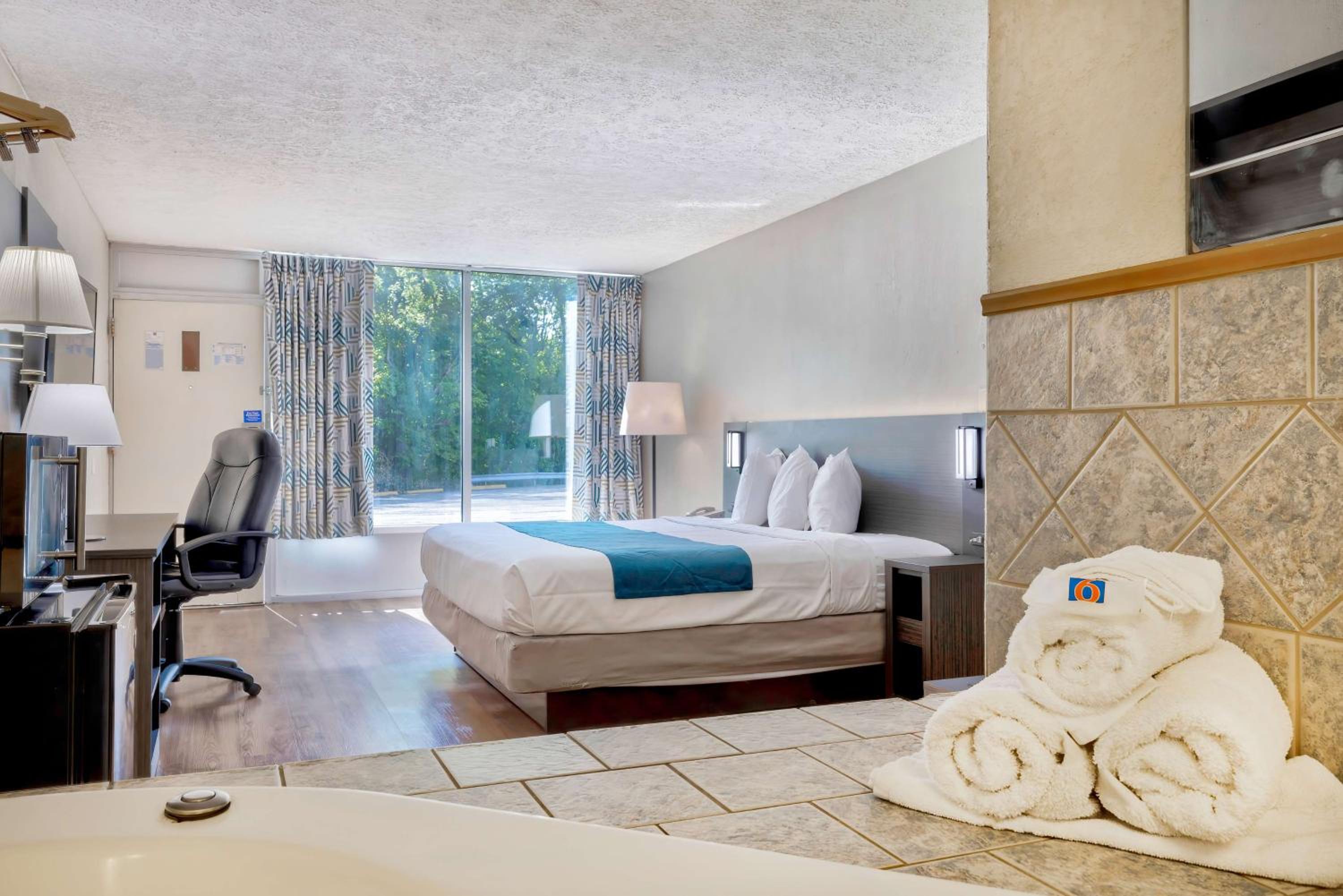 King Room with Spa Bath - Non-Smoking - Photo 2