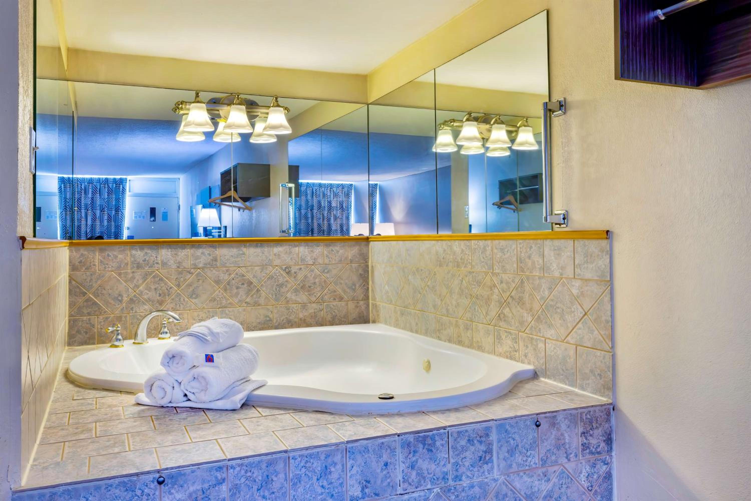 King Room with Spa Bath - Non-Smoking - Photo 3