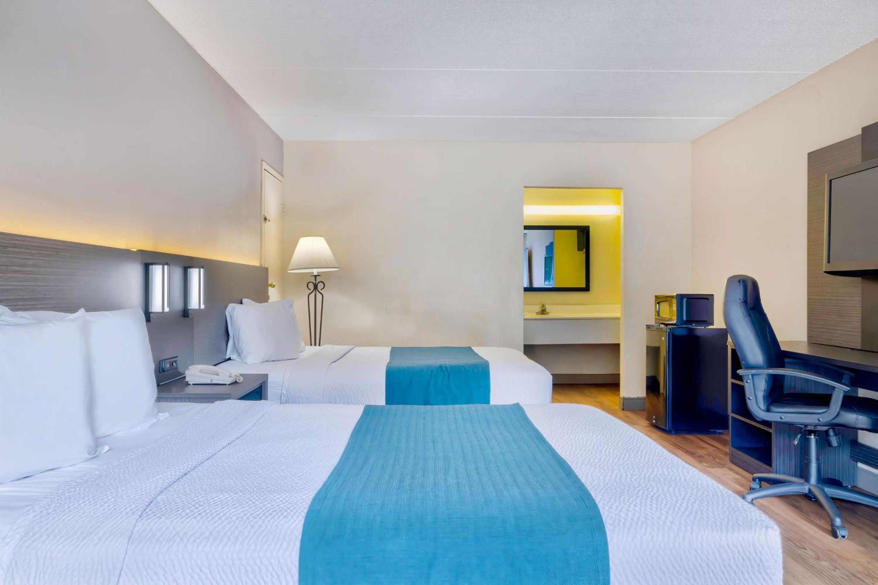Queen Room with Two Queen Beds - Non-Smoking - Photo 4