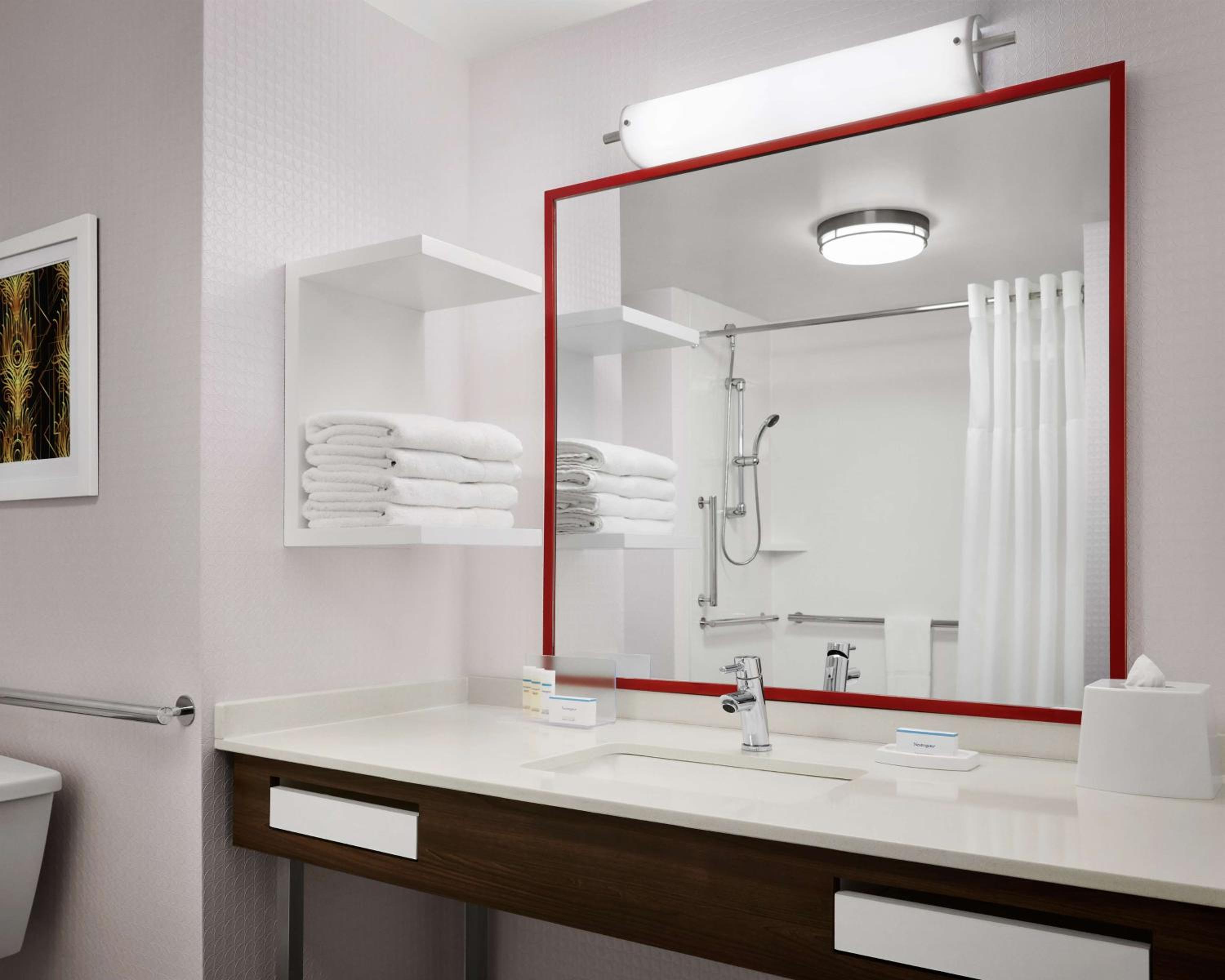 King Room with Roll-in Shower - Disability Accessible/Non-Smoking - Photo 2