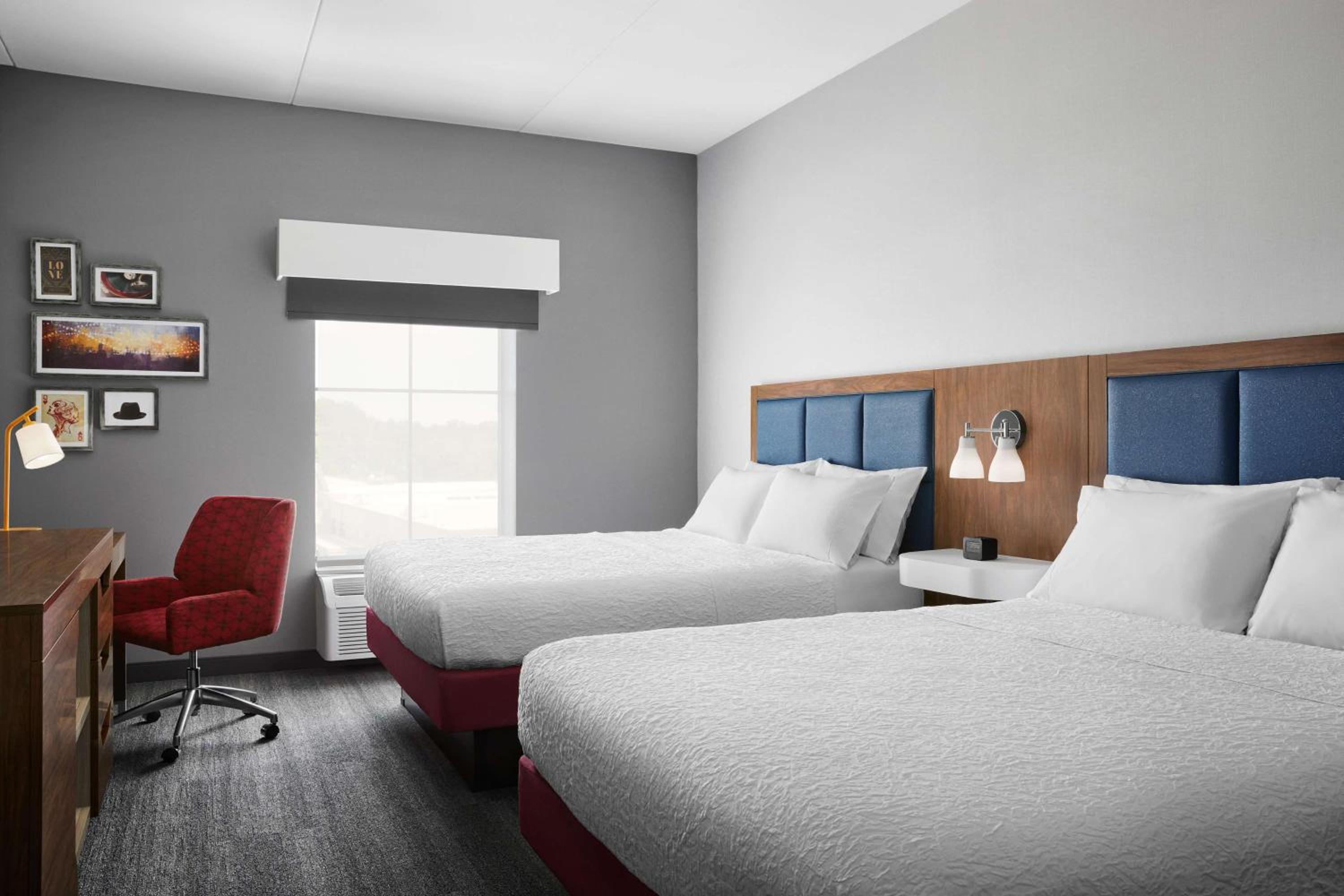 Queen Room with Two Queen Beds - Photo 3