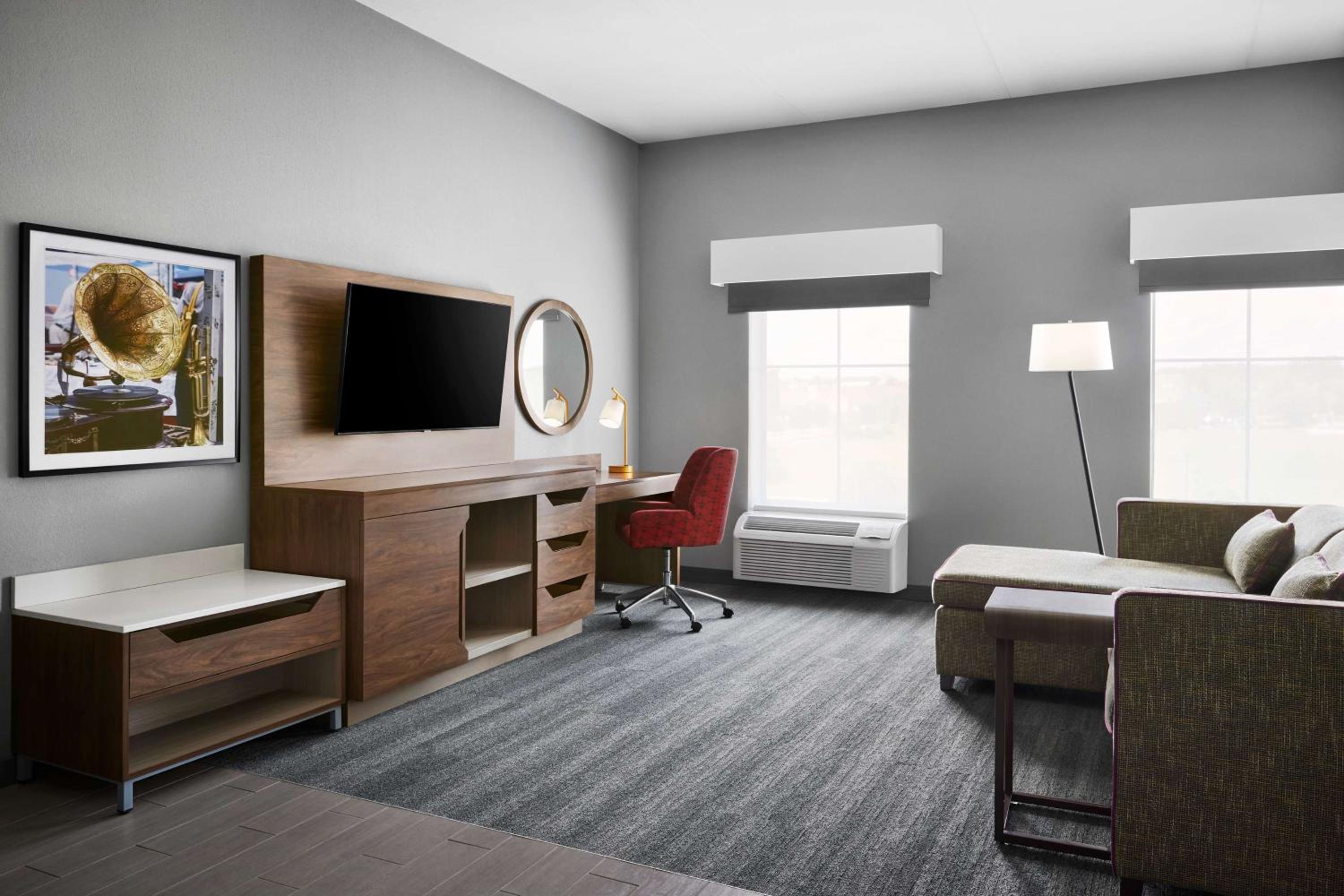 One-Bedroom King Suite - Photo 3