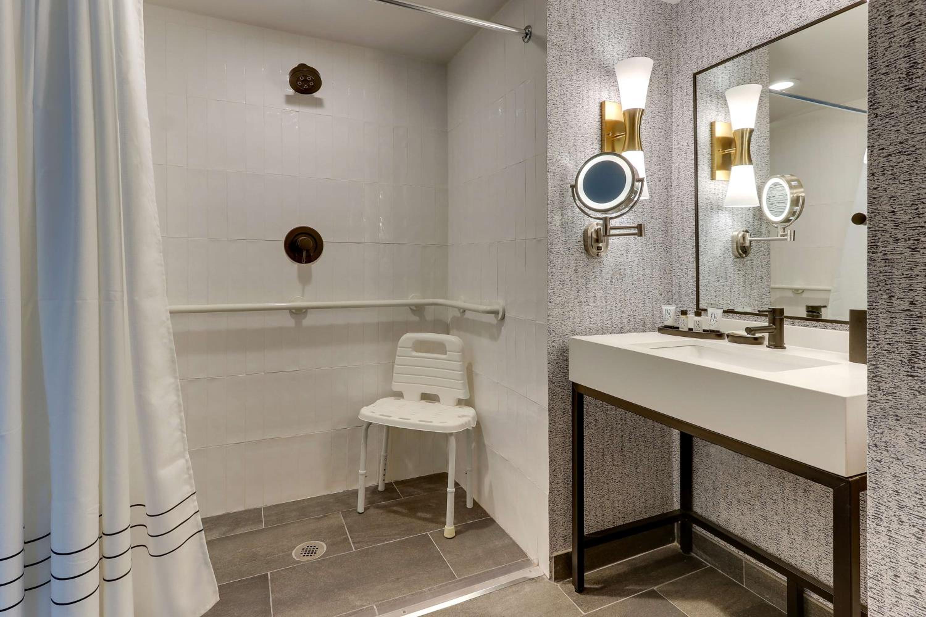 King Room with Roll-In Shower - Mobility Access - Photo 2