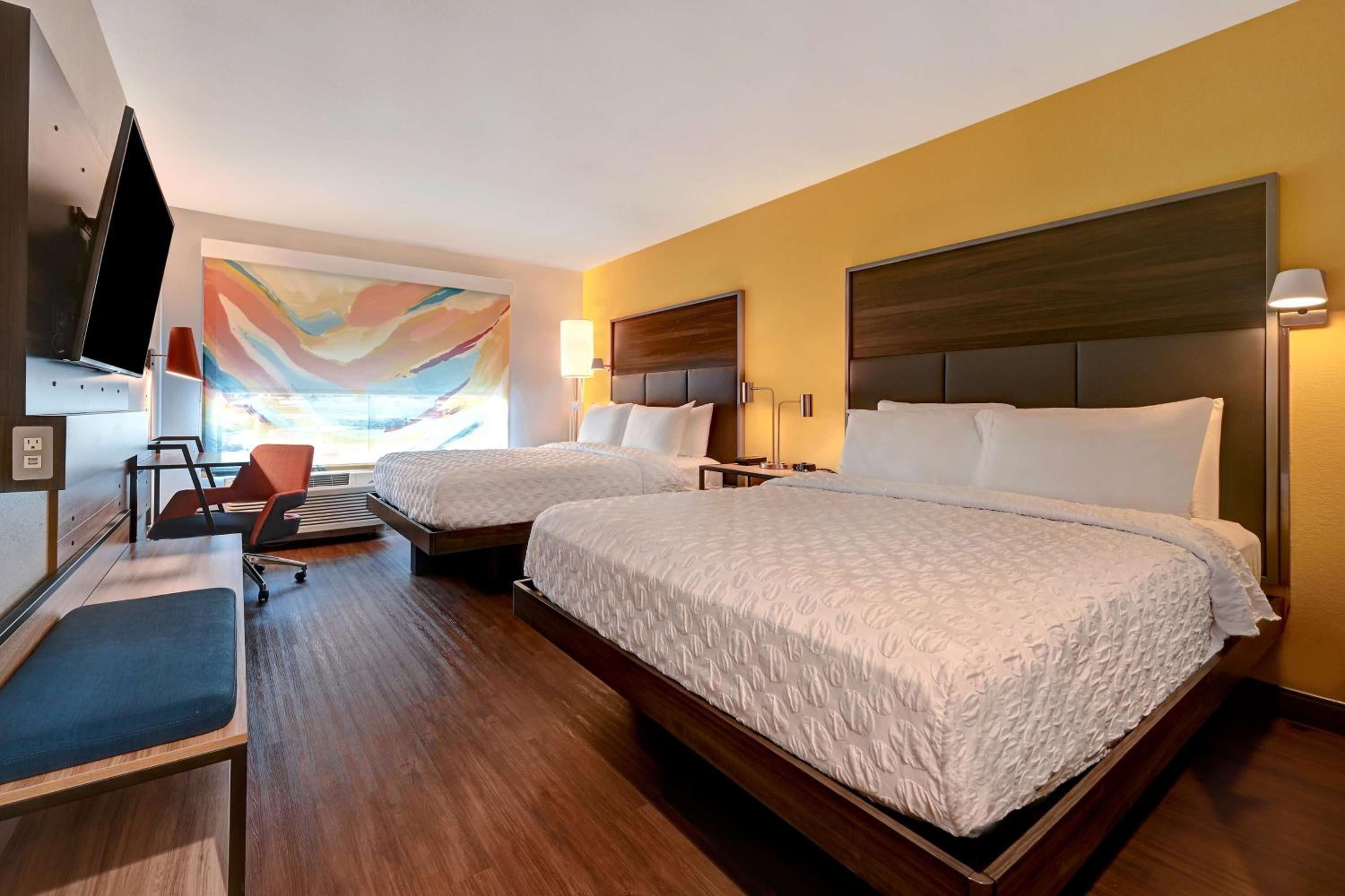Queen Room with Two Queen Beds - Photo 4