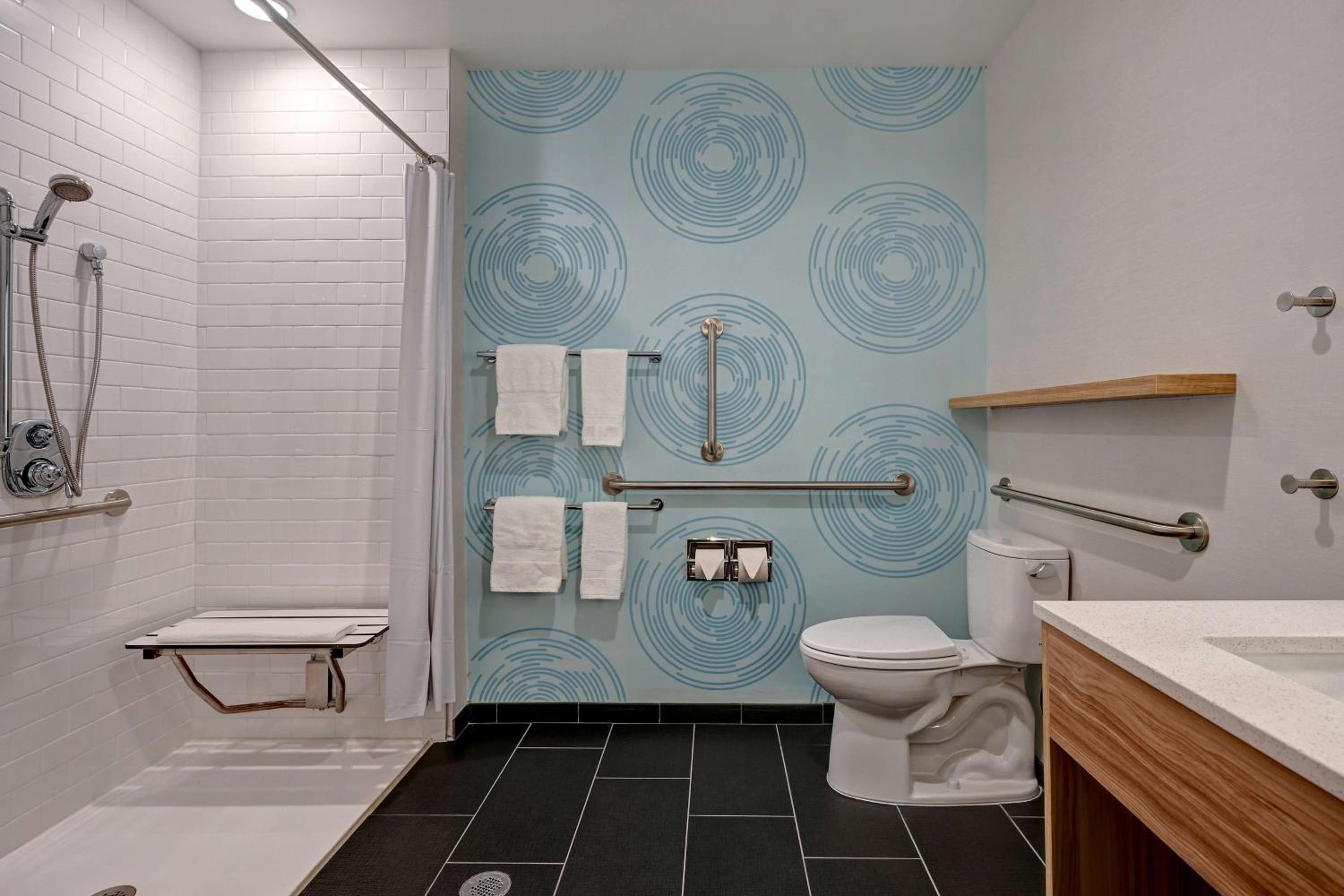 King Room with Roll-In Shower - Mobility and Hearing Access - Photo 5