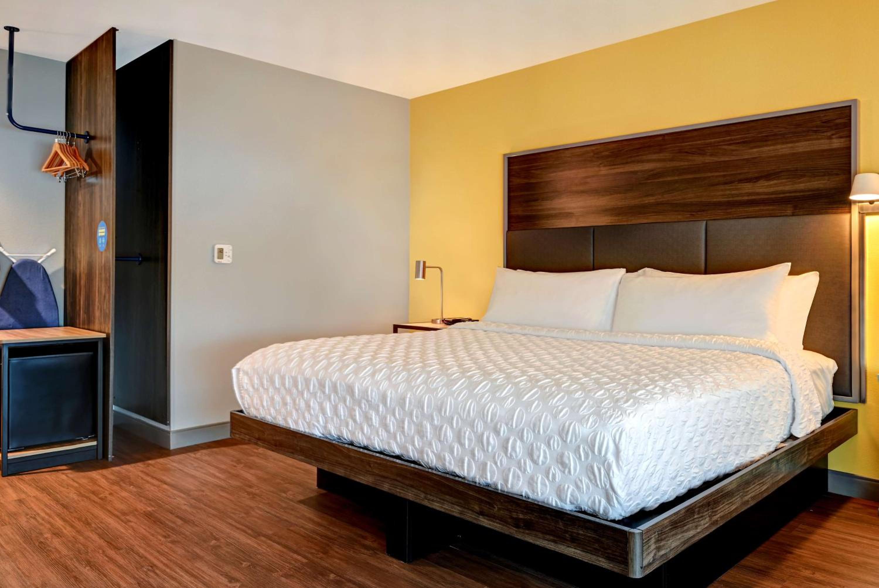 King Room with Roll-In Shower - Mobility and Hearing Access - Photo 2
