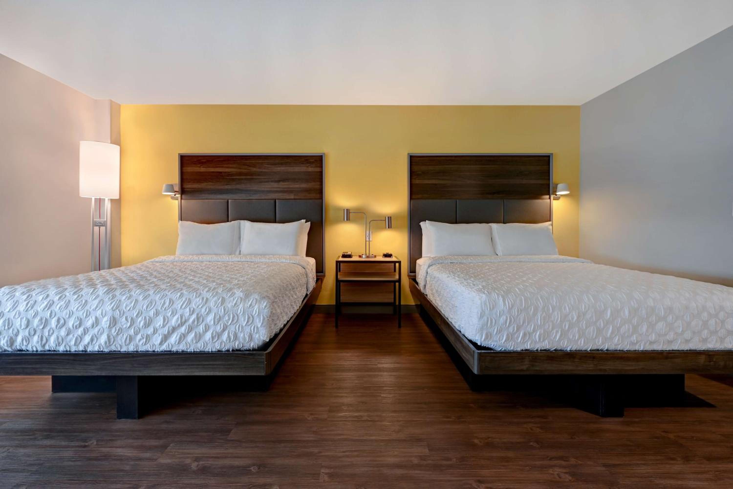 Queen Room with Two Queen Beds - Photo 3