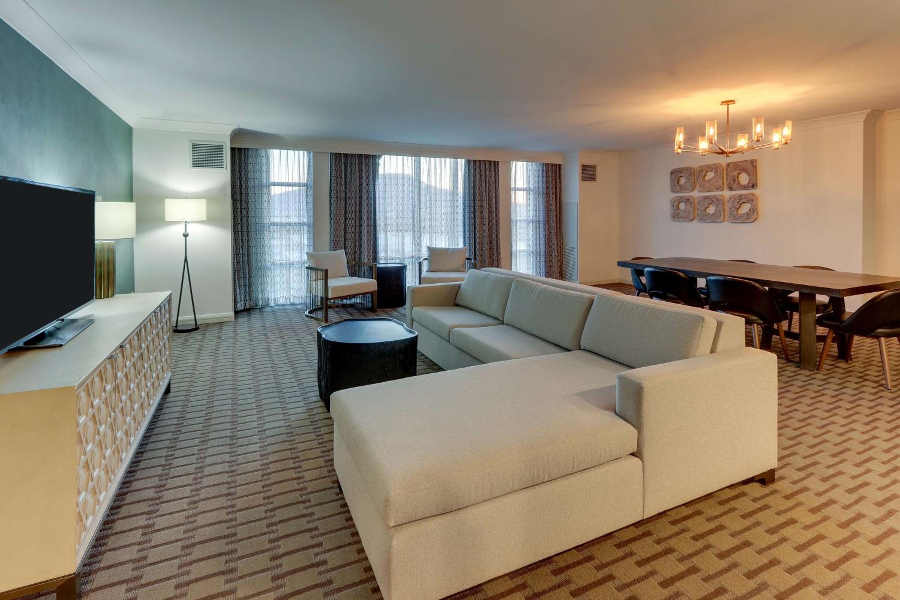 King Suite With Mountain View photo 3