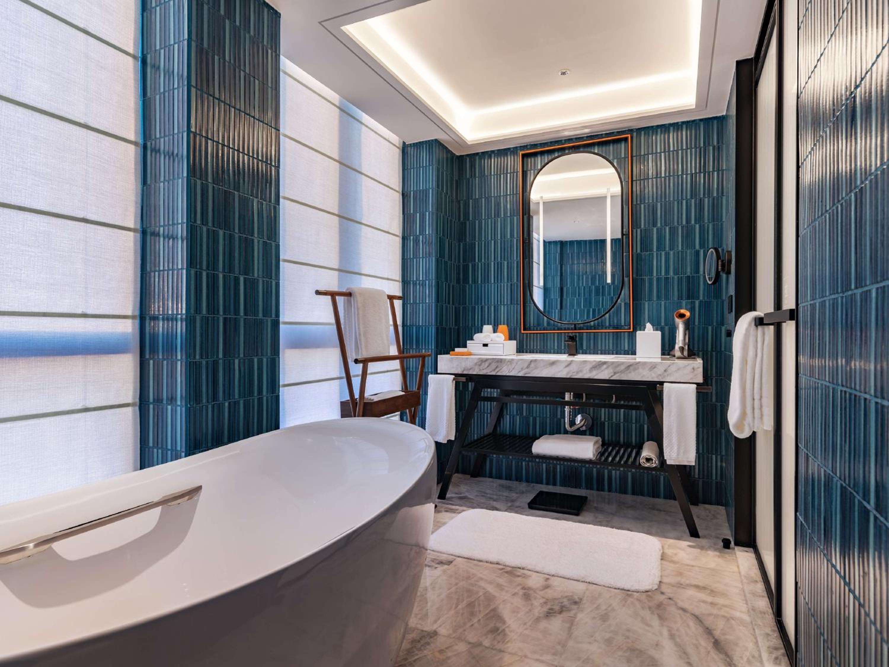 Premium King Room - Photo 7
