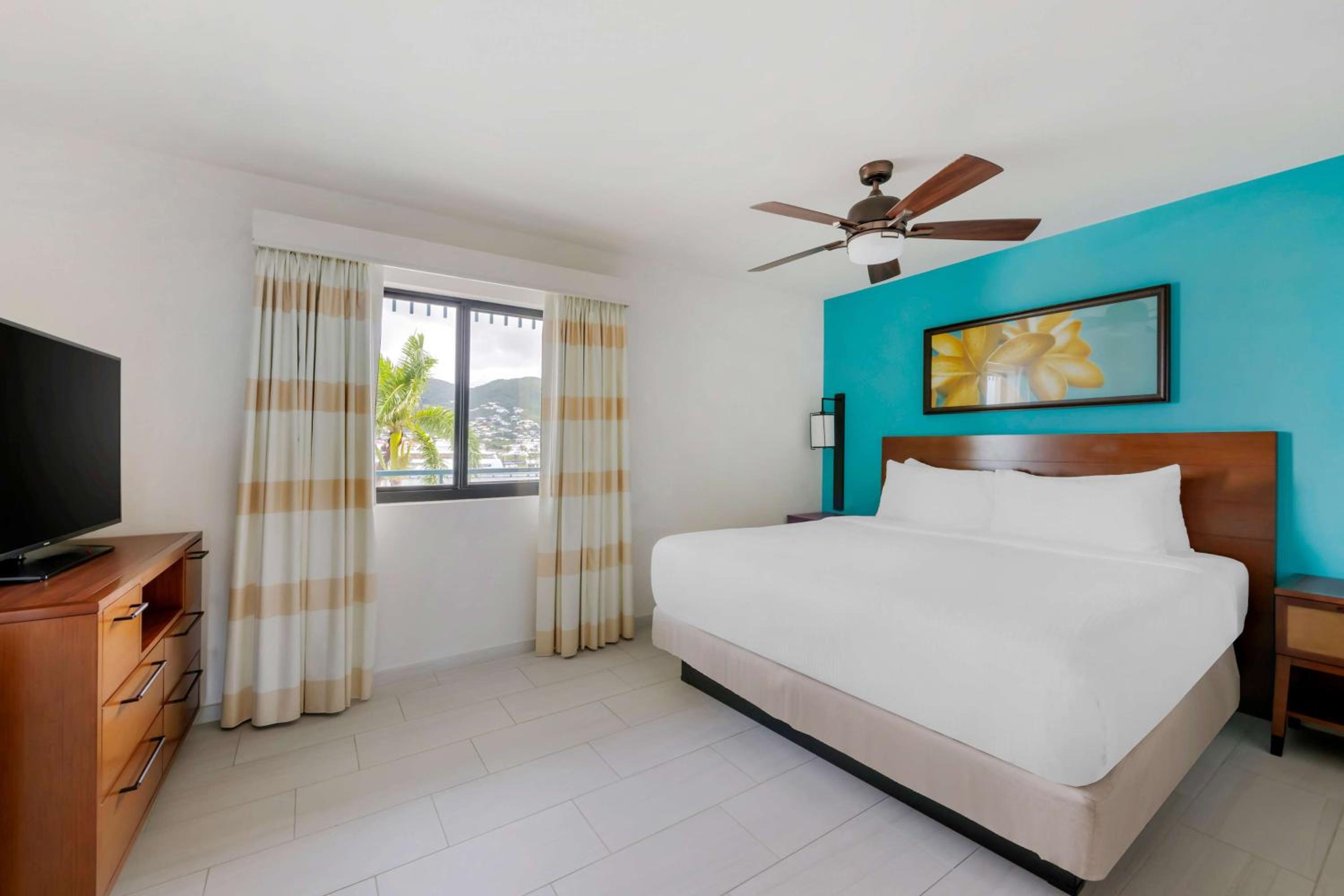 Two-Bedroom King Room with Ocean View thumbnail 5