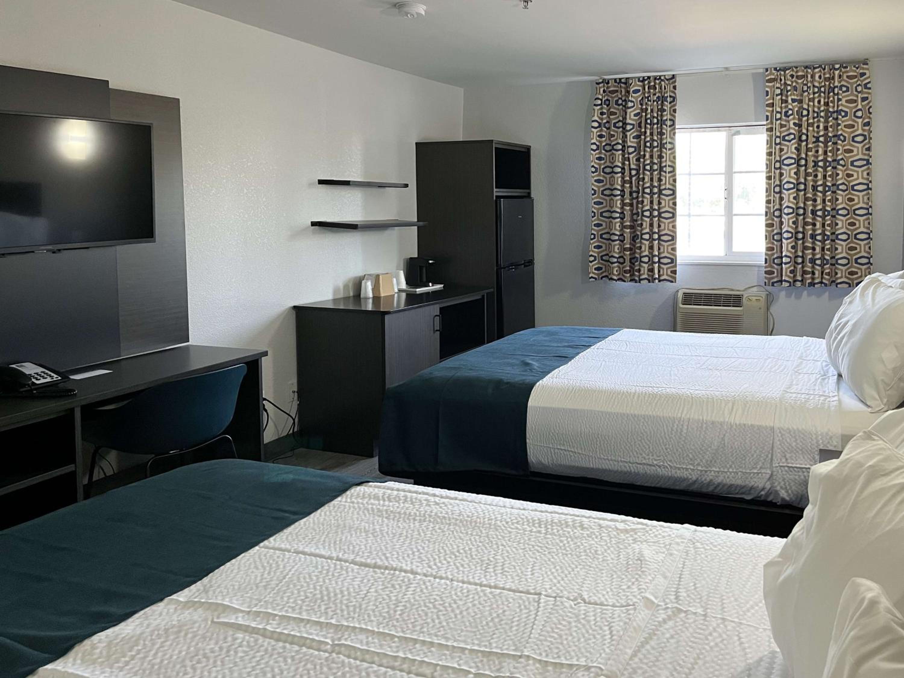 Queen Room with Two Queen Beds - Non-Smoking photo 3