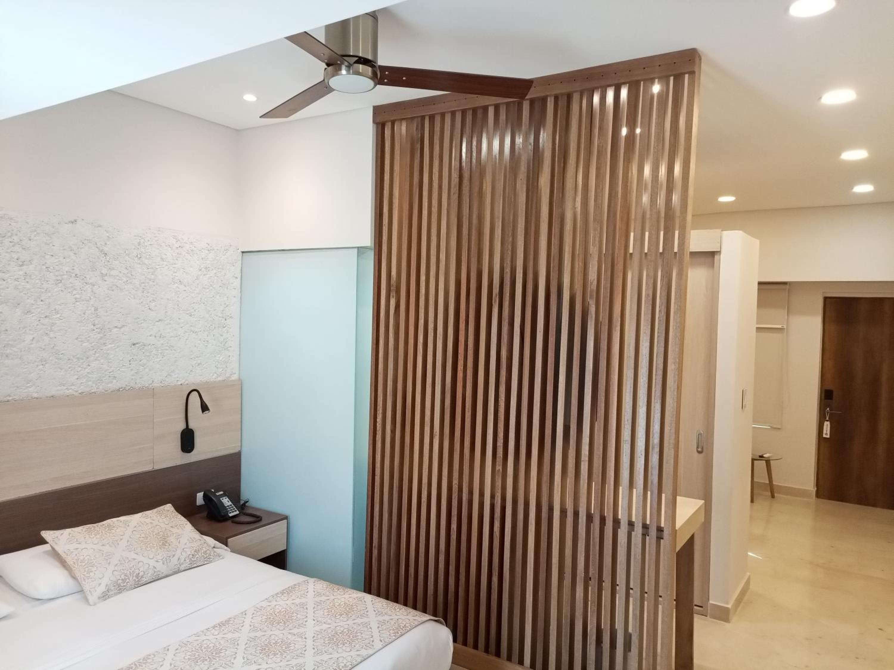 Suite with Balcony - Photo 6