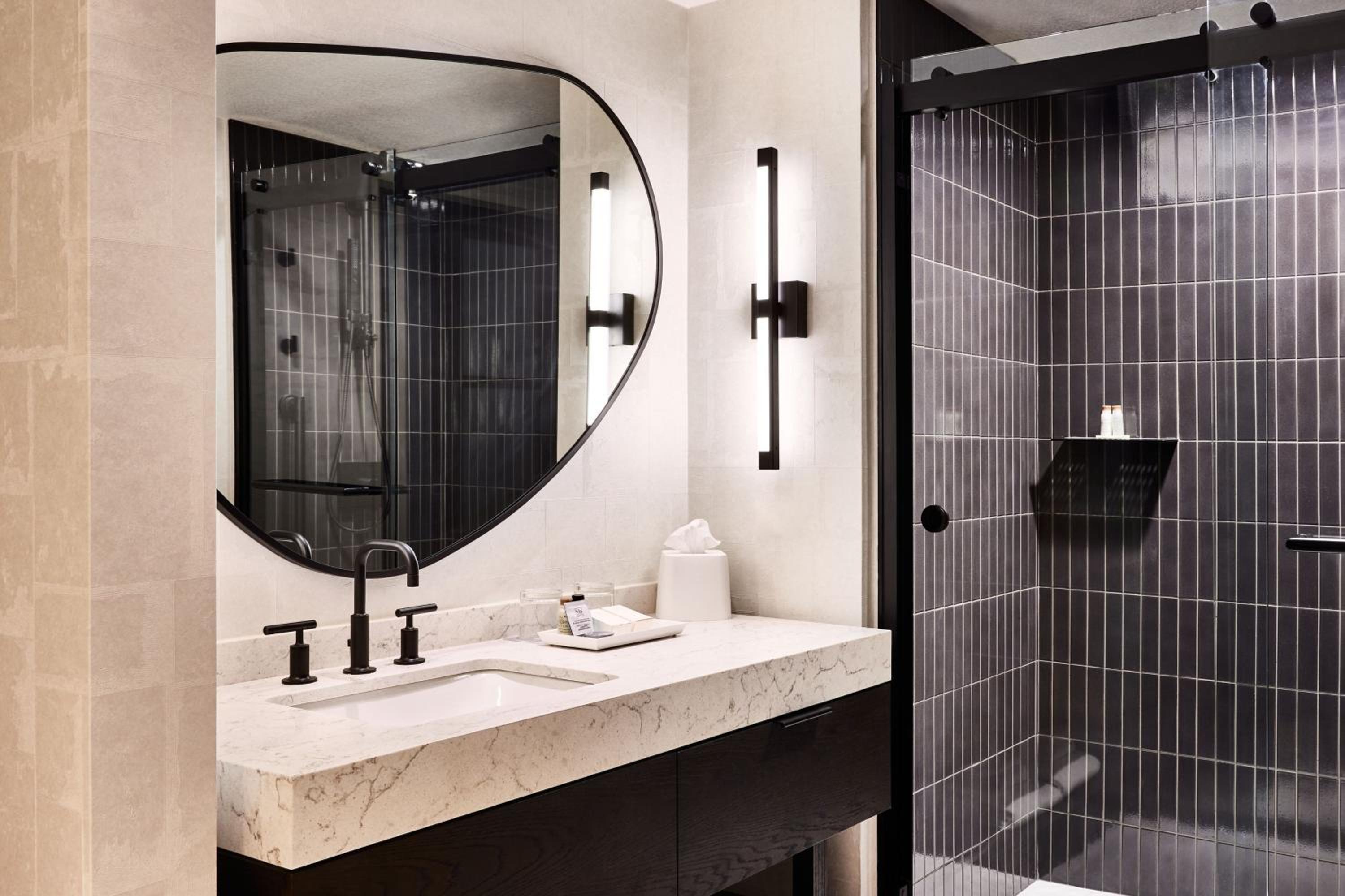 Premium King Room - Photo 6