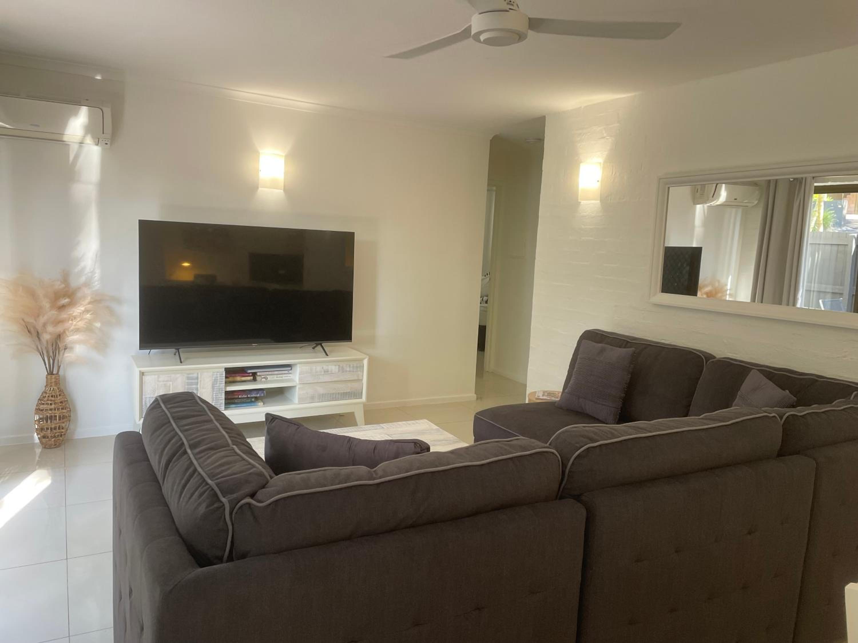 Two-Bedroom Apartment with Courtyard photo 3