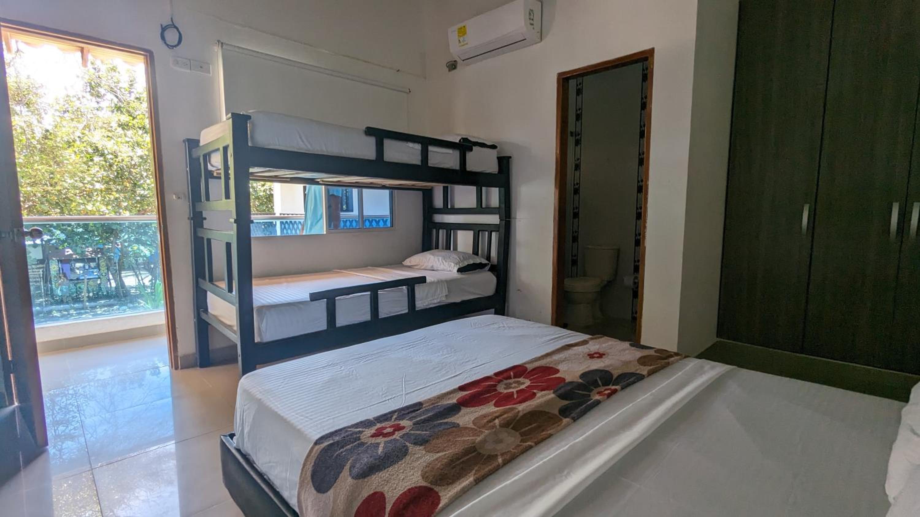Quadruple Room With Private Bathroom photo 1