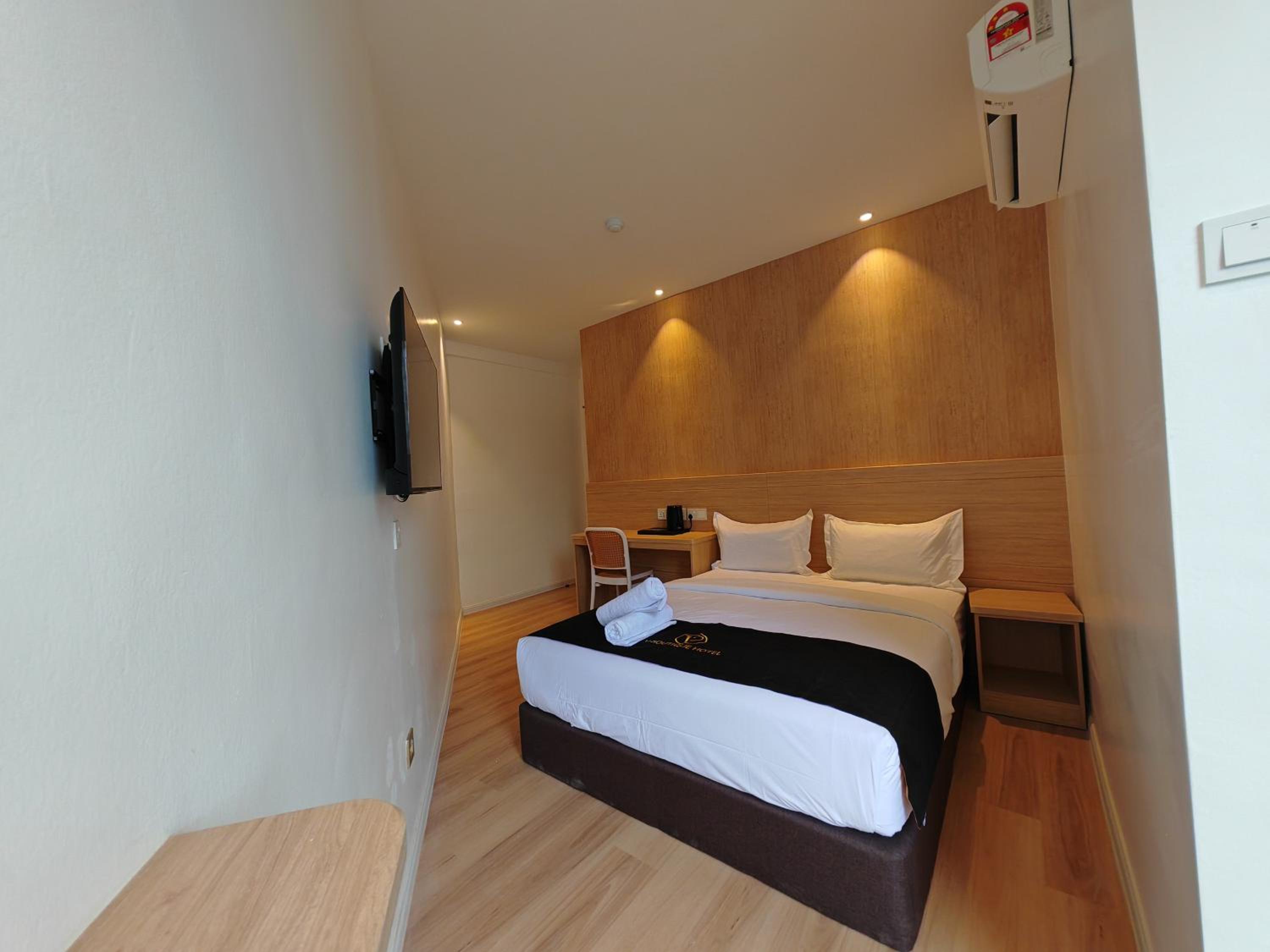 Deluxe Queen Room - Photo 2