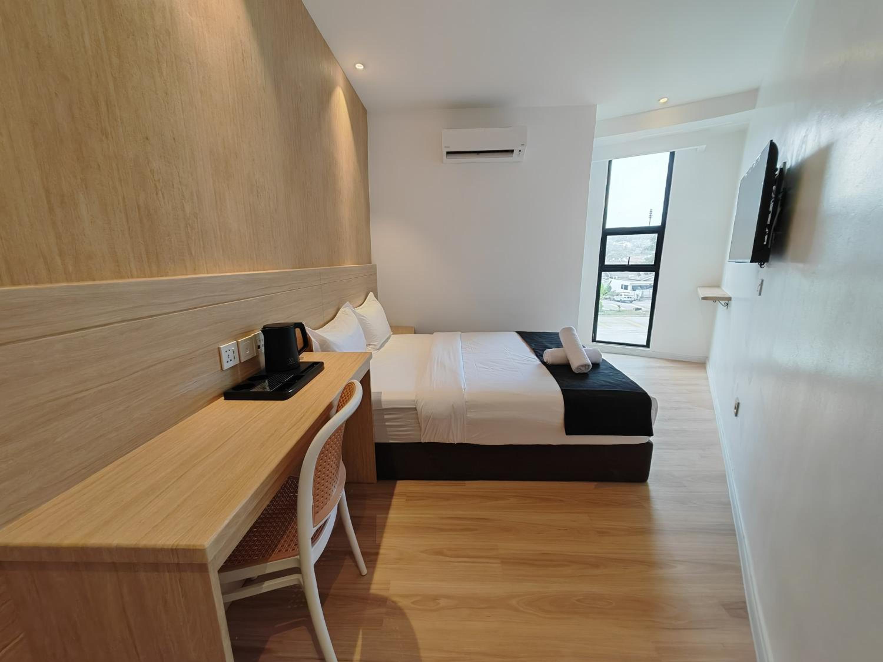 Deluxe Queen Room - Photo 10